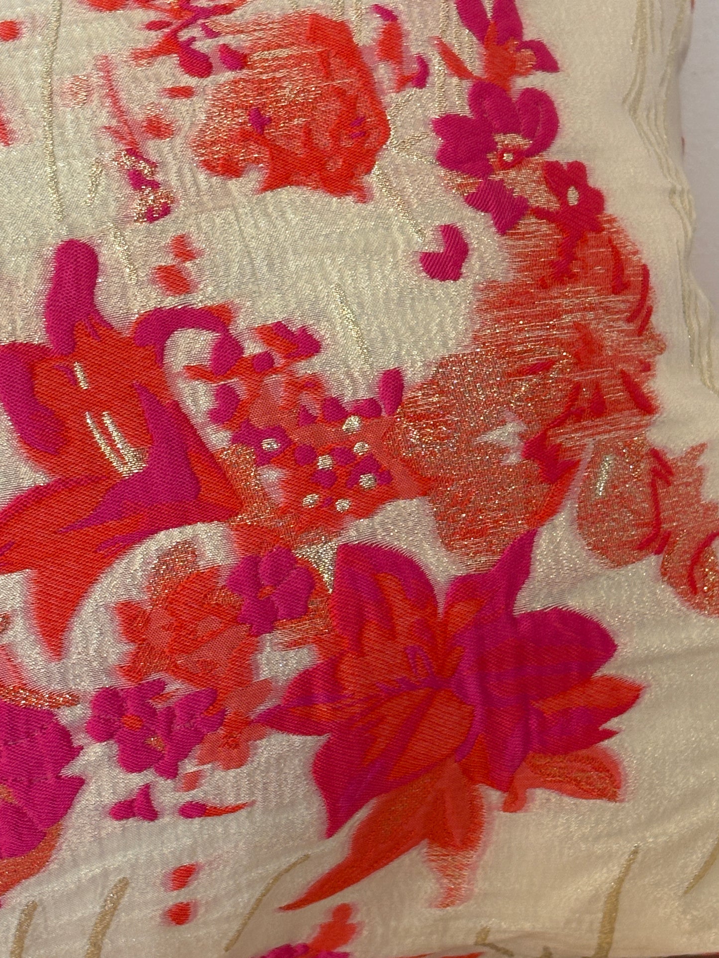 Aflangt Pudebetræk i crem perlemor, pink og rød