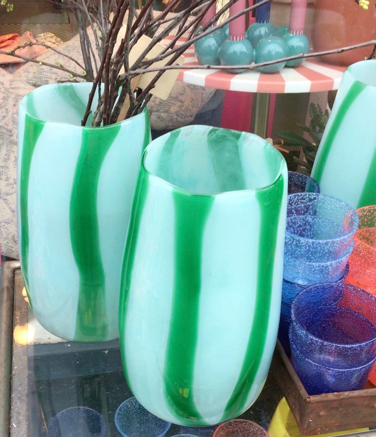 Stor blå og grøn stribet vase