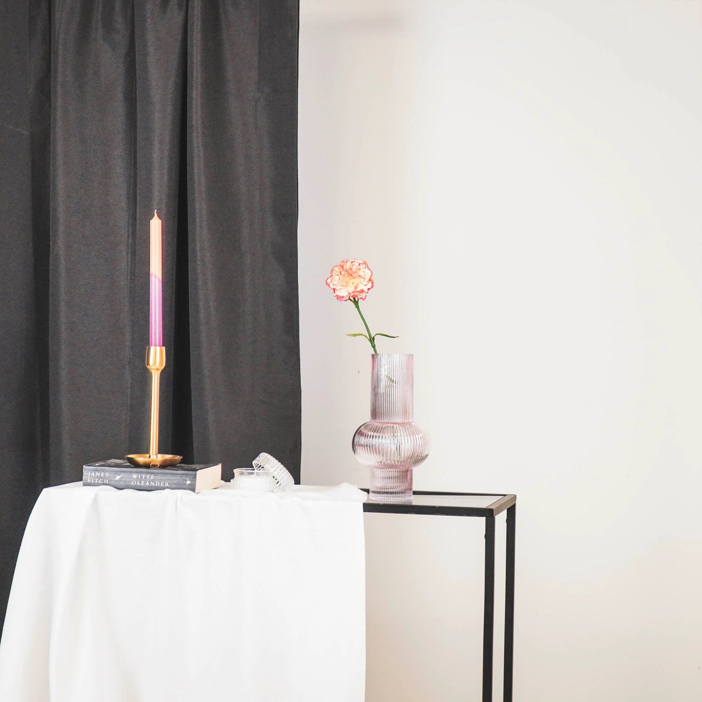 Rosa glasvase med riller