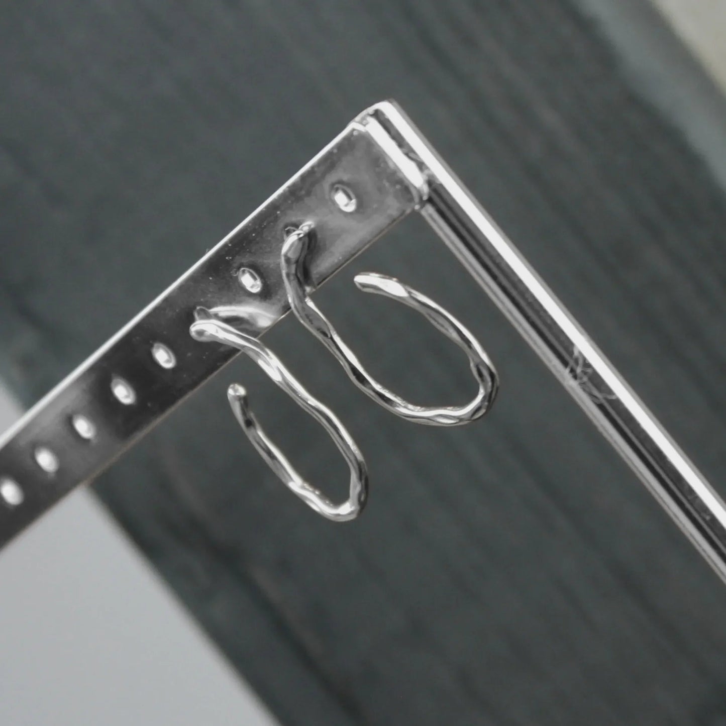 Organisk u-formet øreringe, sølv