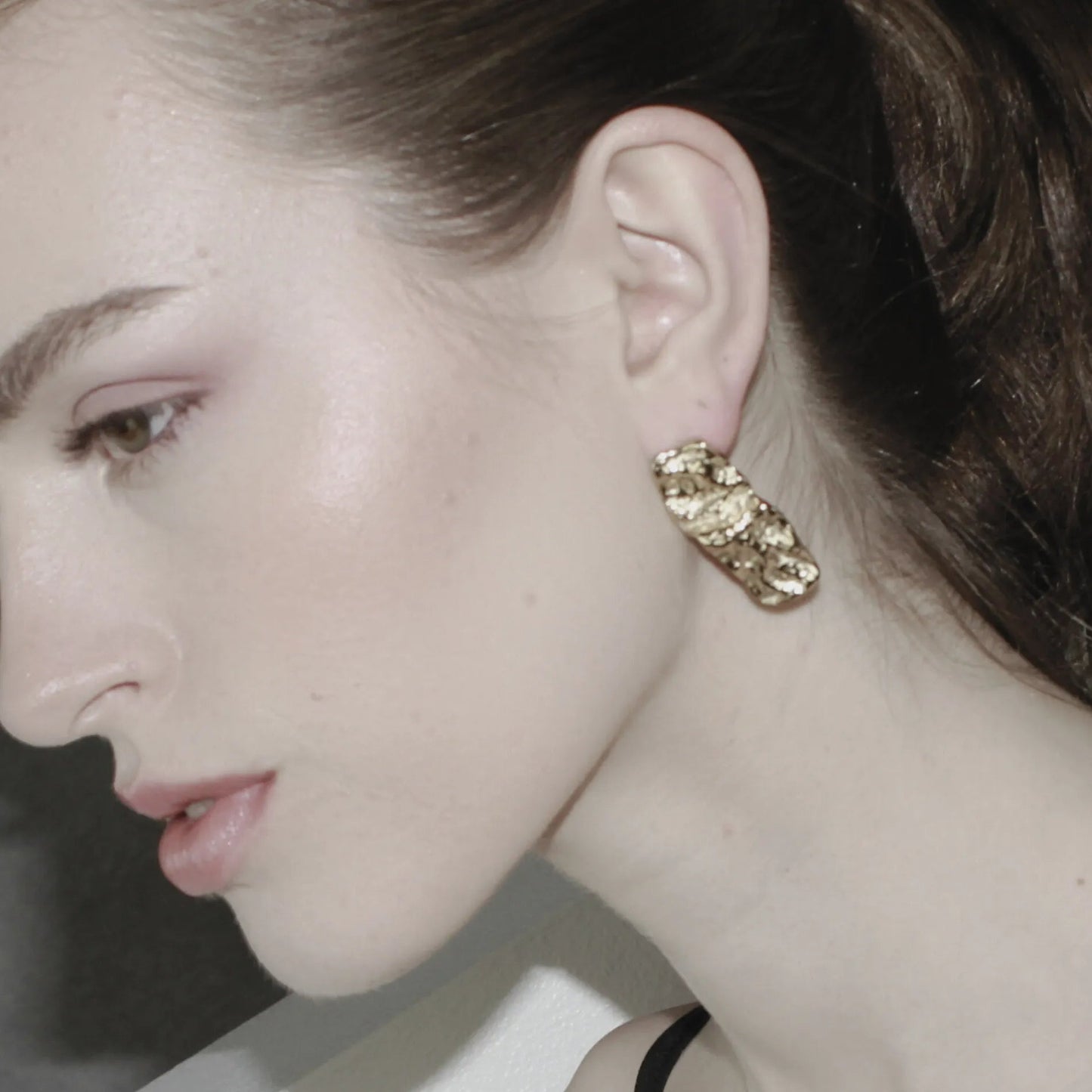 Firkantet hamrede øreringe, guld