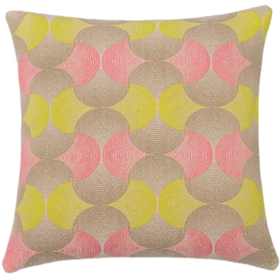 Pude i et grafisk mønster i gul, brun og pink