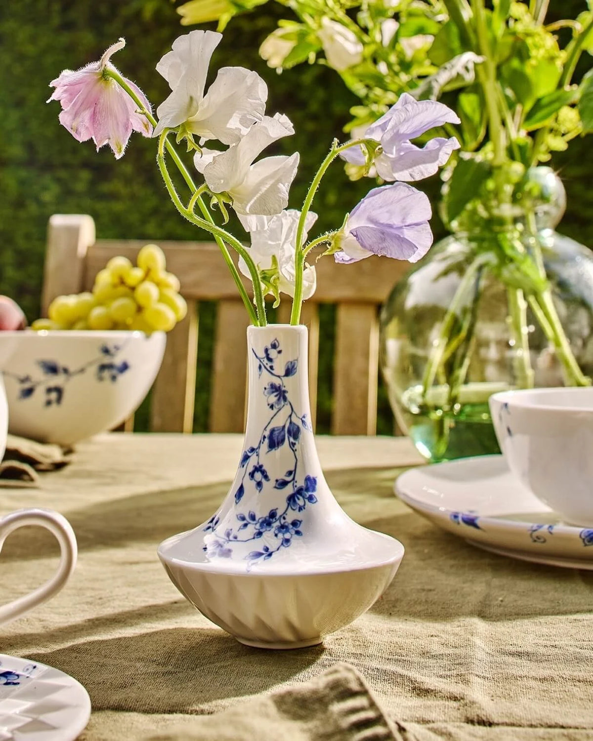 Lille vase med små blå kirsebærblomster – 12 cm