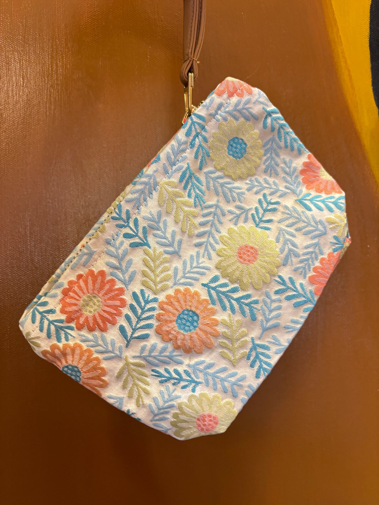 Lille clutch crem farve med blomster | 18 x 14 cm