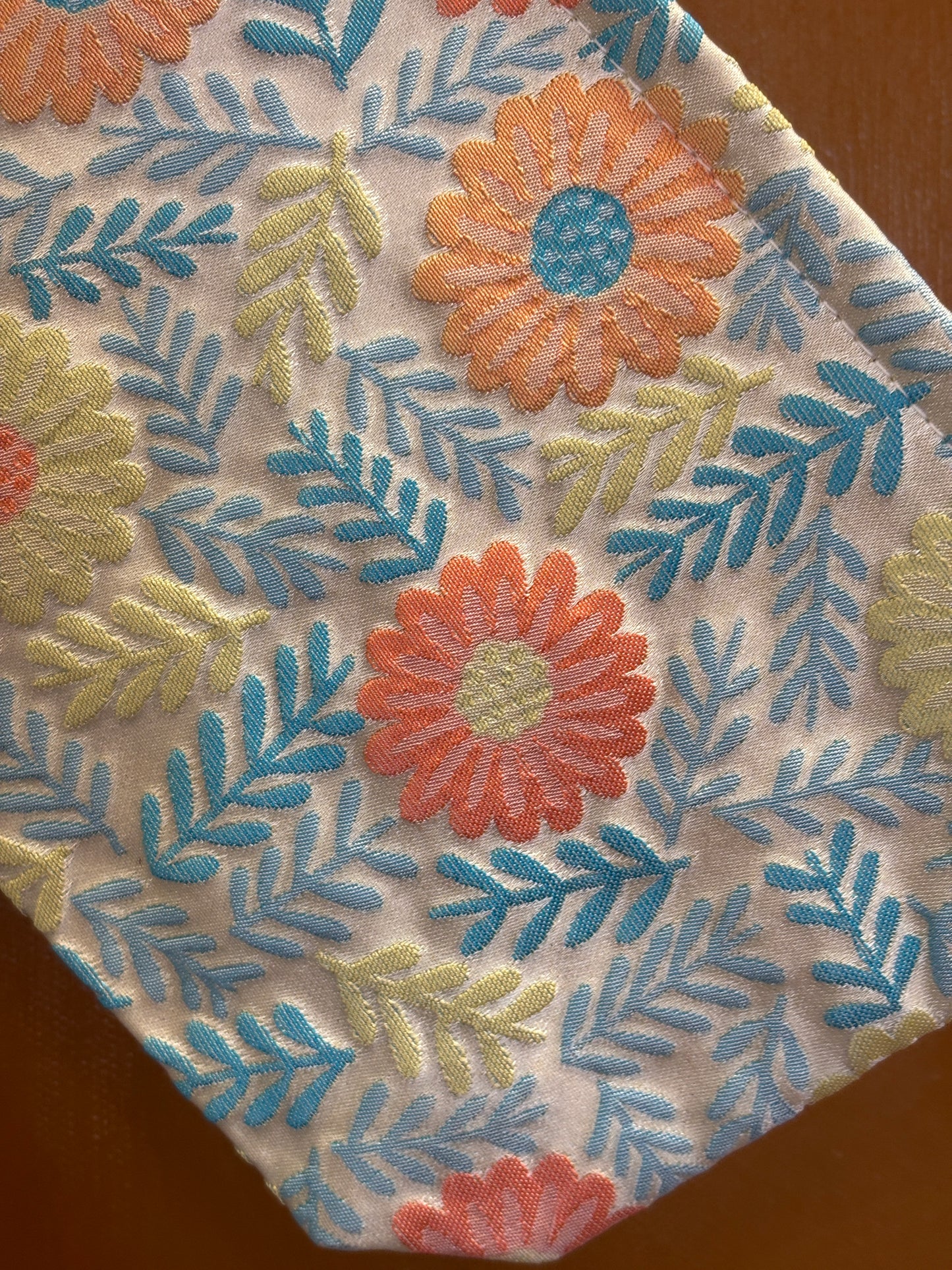 Lille clutch med lyseblå blade og gule/ orange blomster | 18 x 14 cm.