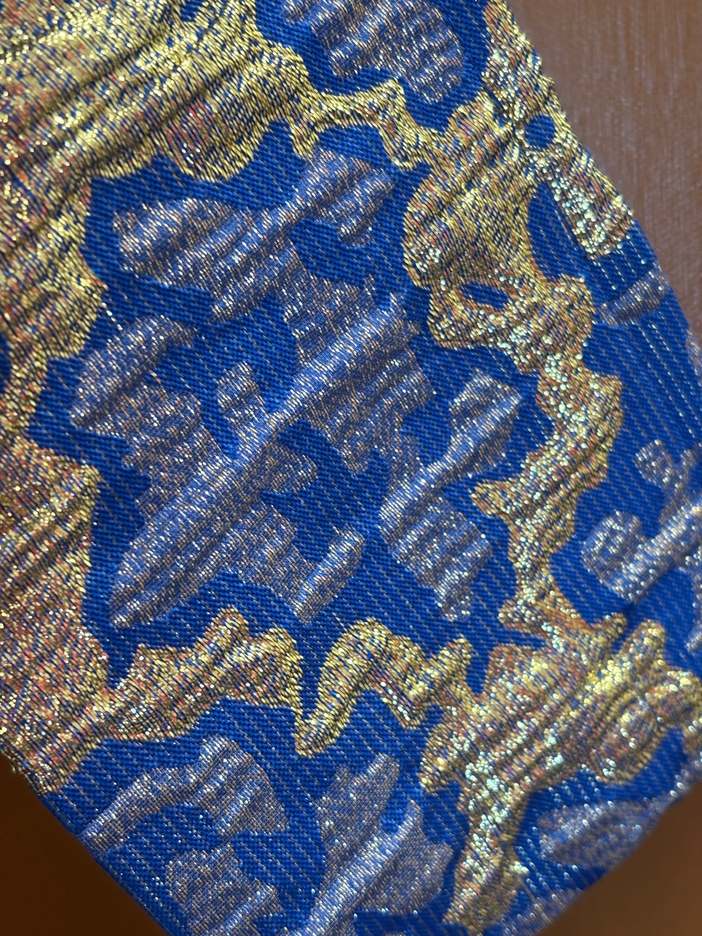 Lille mørkeblå clutch med guld mønster | 18 x 14 cm.