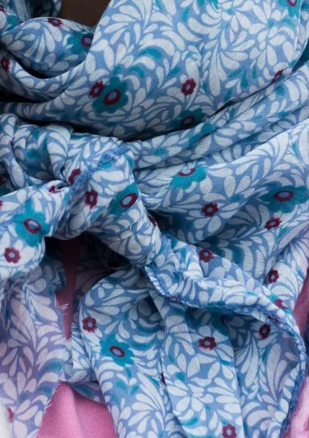 Blåt tørklæde med blomster print i bomuld og silke