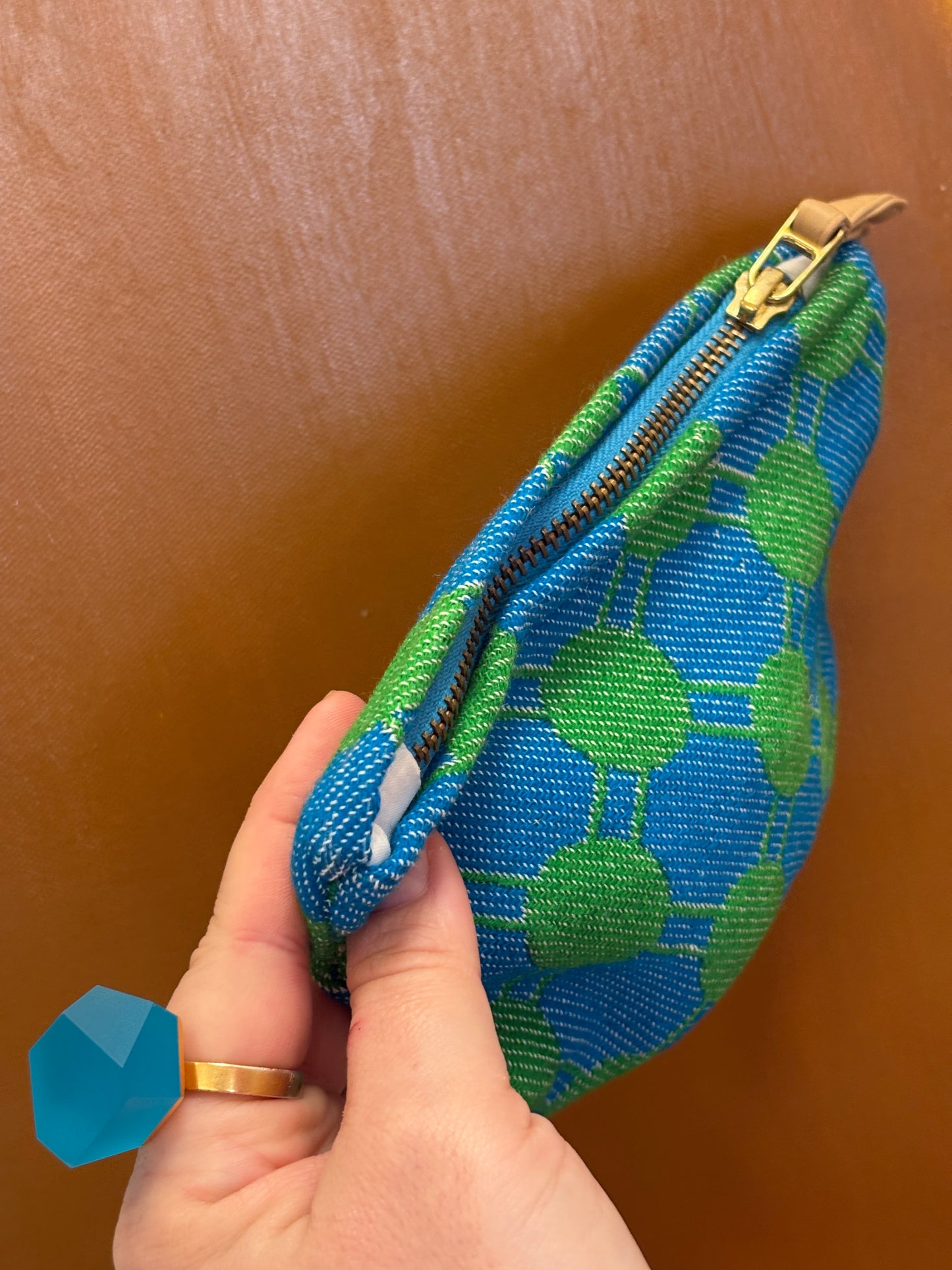 Lille clutch i mørke blå med grønne cirkler