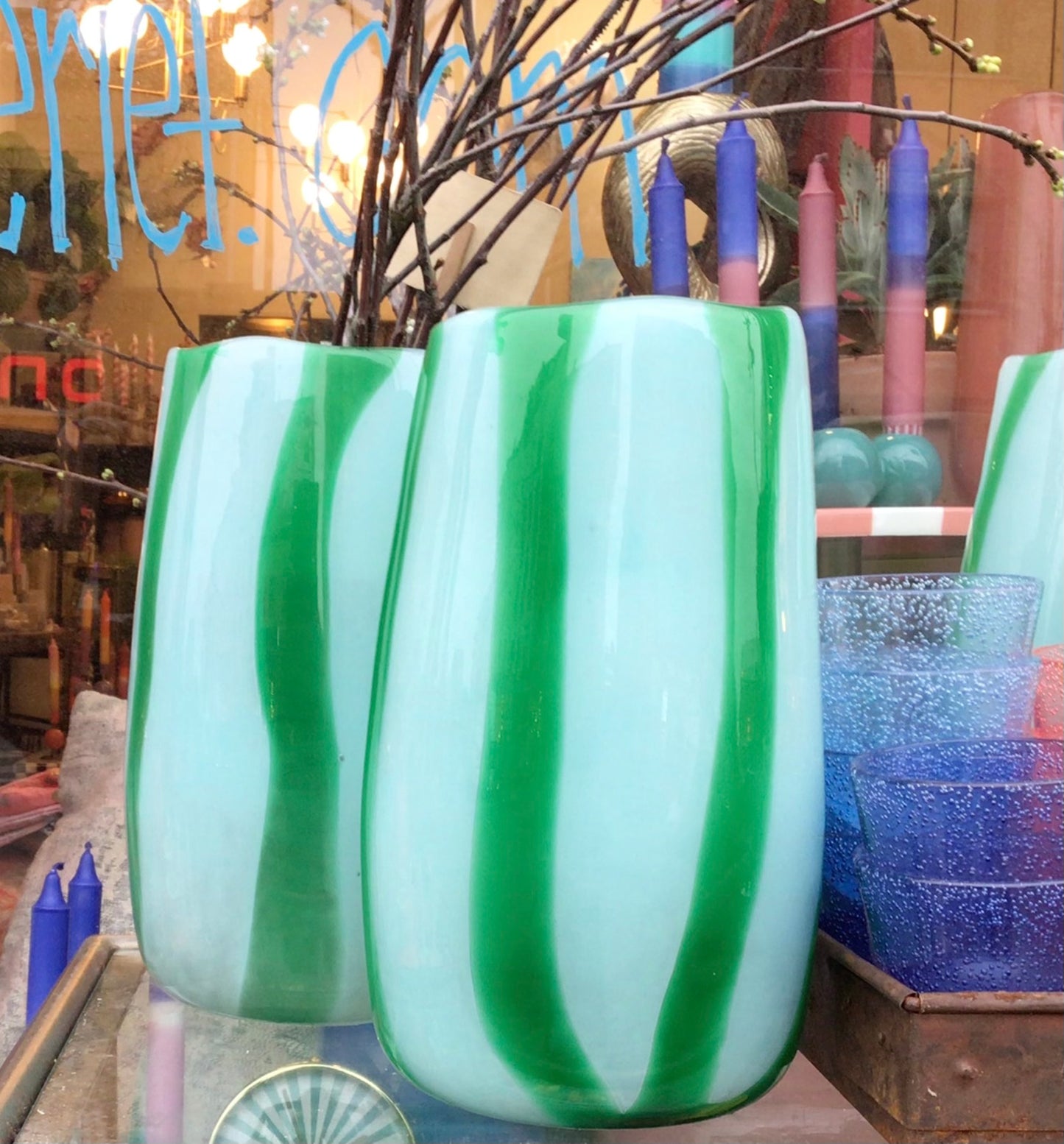 Stor blå og grøn stribet vase