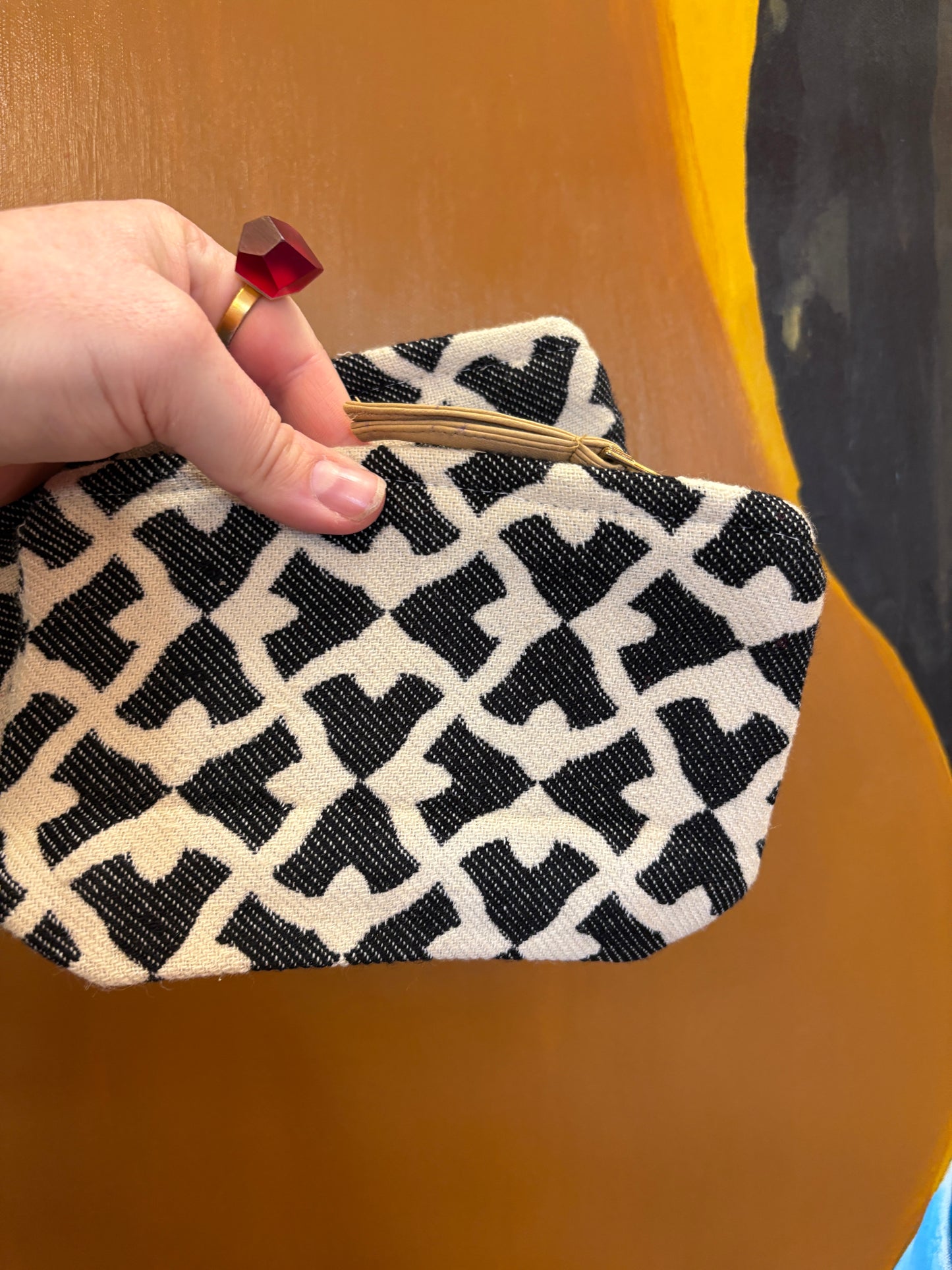 Lille clucht i hvid med sort mønster | 18 x 14 cm.