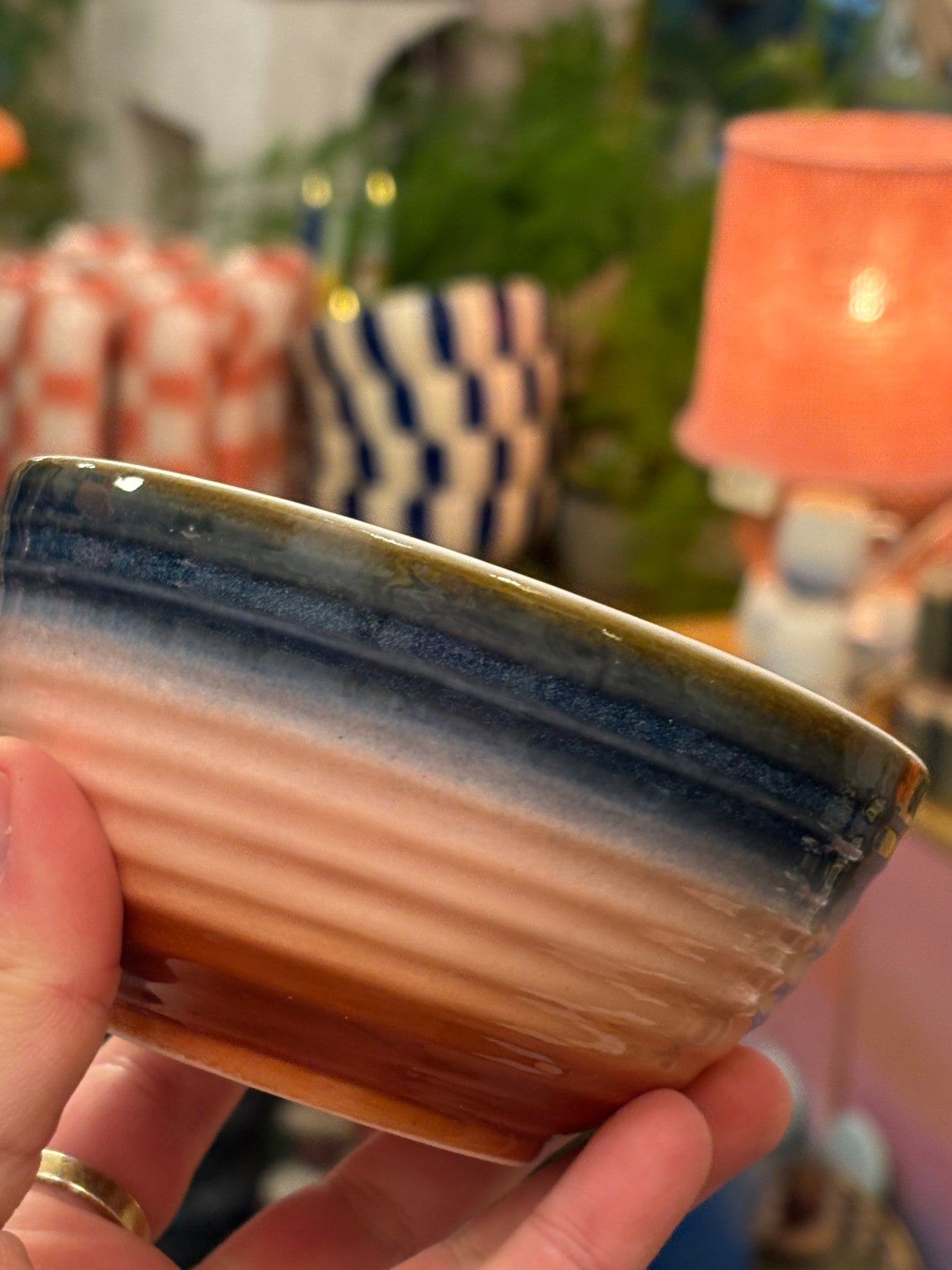 Skål i stentøj med glasur, rosa nuancer