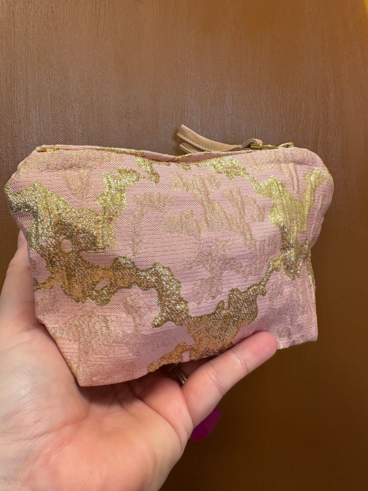 Lille clutch i lyserød med guld mønster | 18 x 14