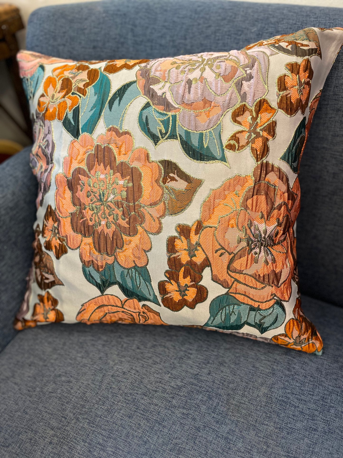 Pude orange og blå blomster