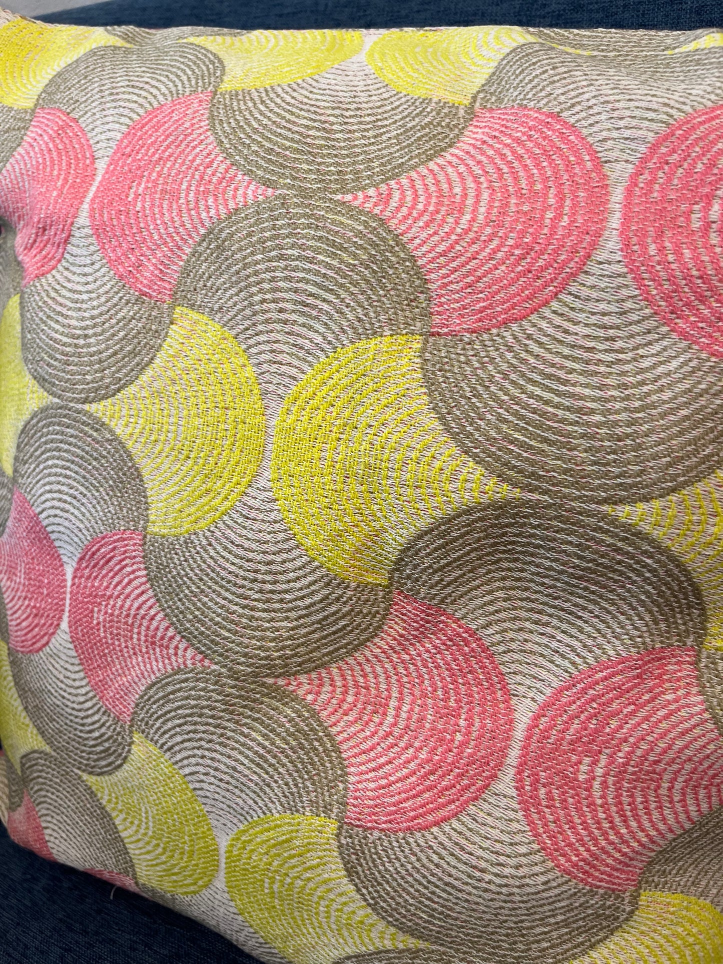 Pude grafisk mønster i gul, pink og sand