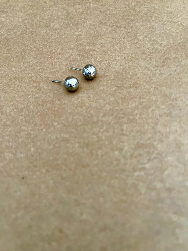 Runde ørestikker i hammerede look