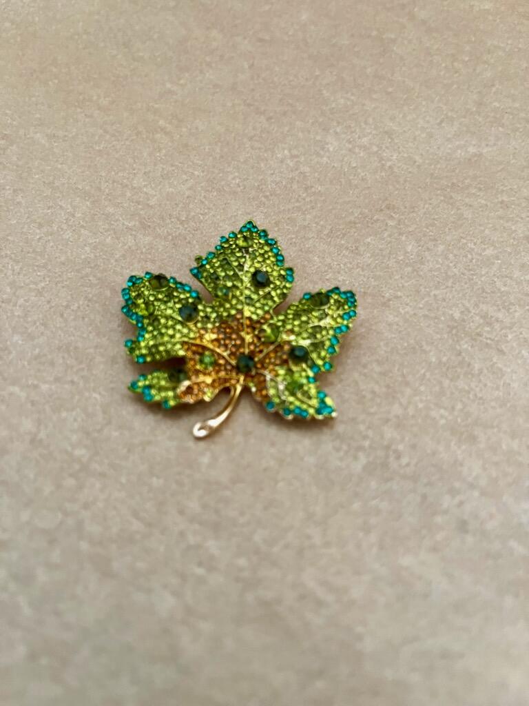 Blad broche i grønne nuancer