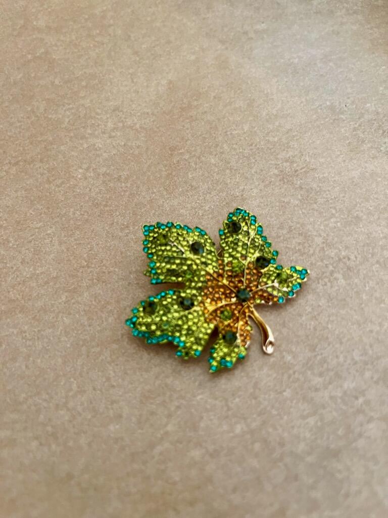 Blad broche i grønne nuancer