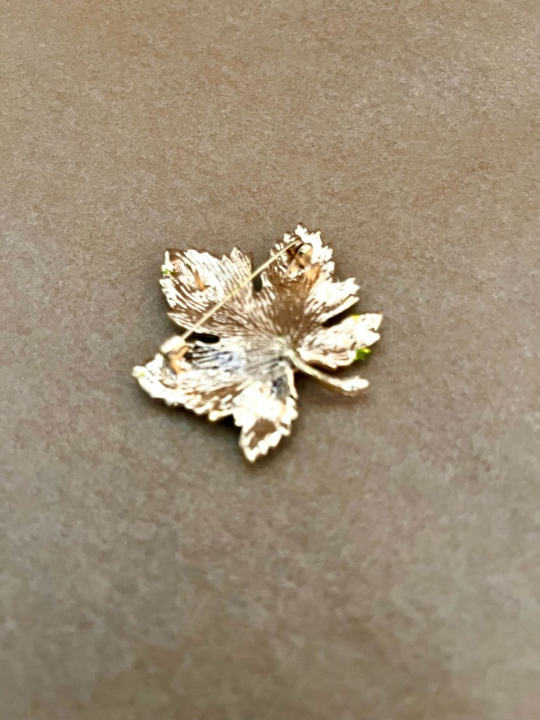 Blad broche i grønne nuancer