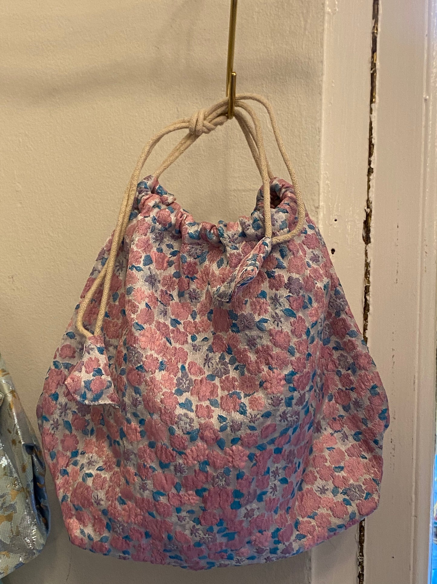 Projekttaske med små lyserøde blomster