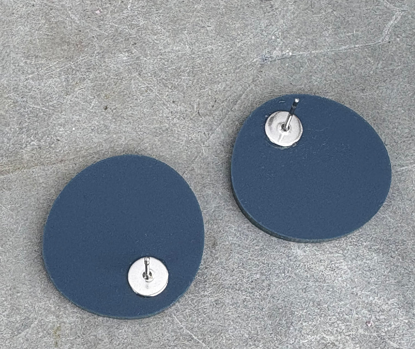 Store dots i blå