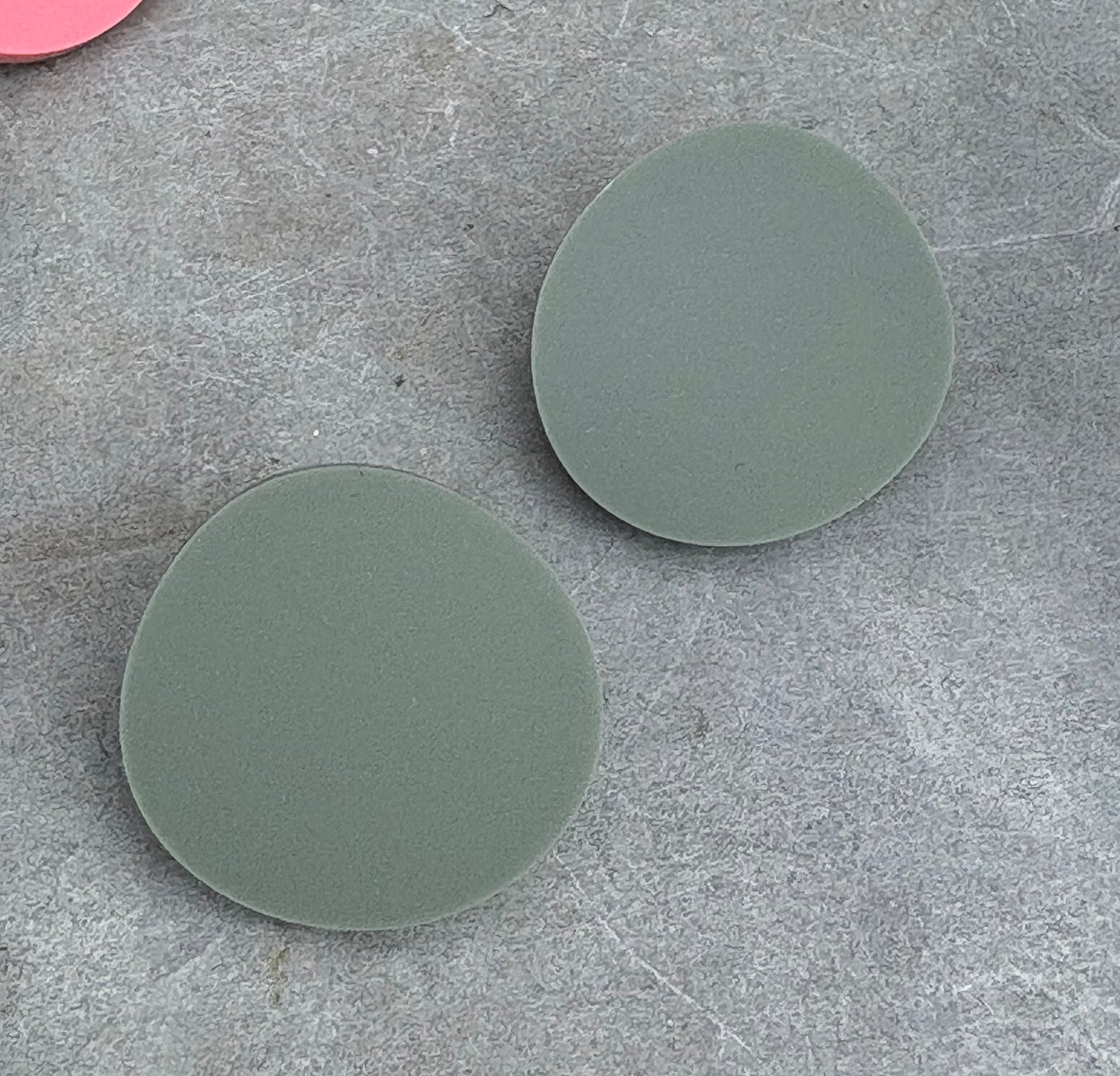 Lækre store dots i oliven grøn farve