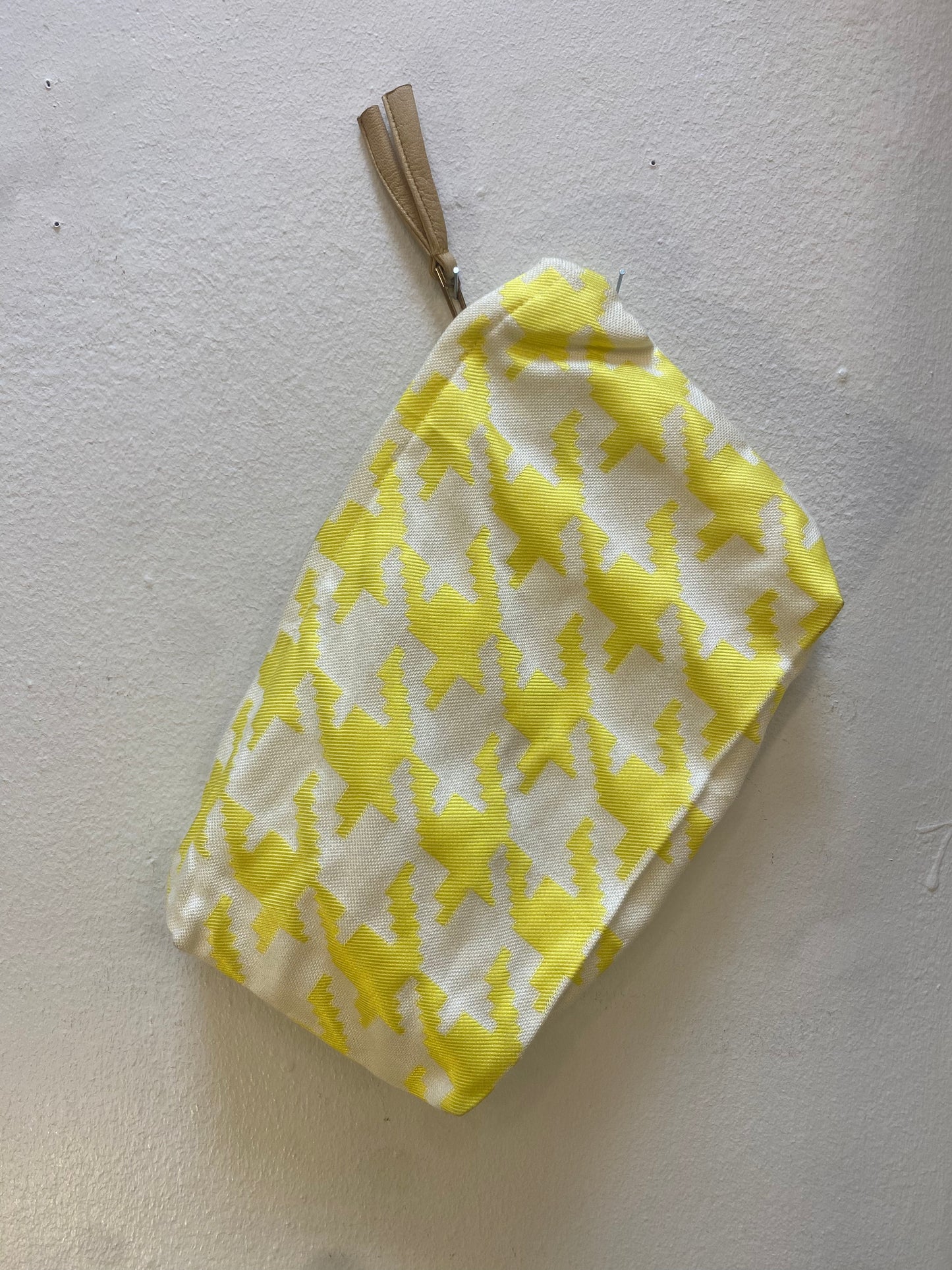 Stor Clutch i gul op hvid | 27x18 cm.