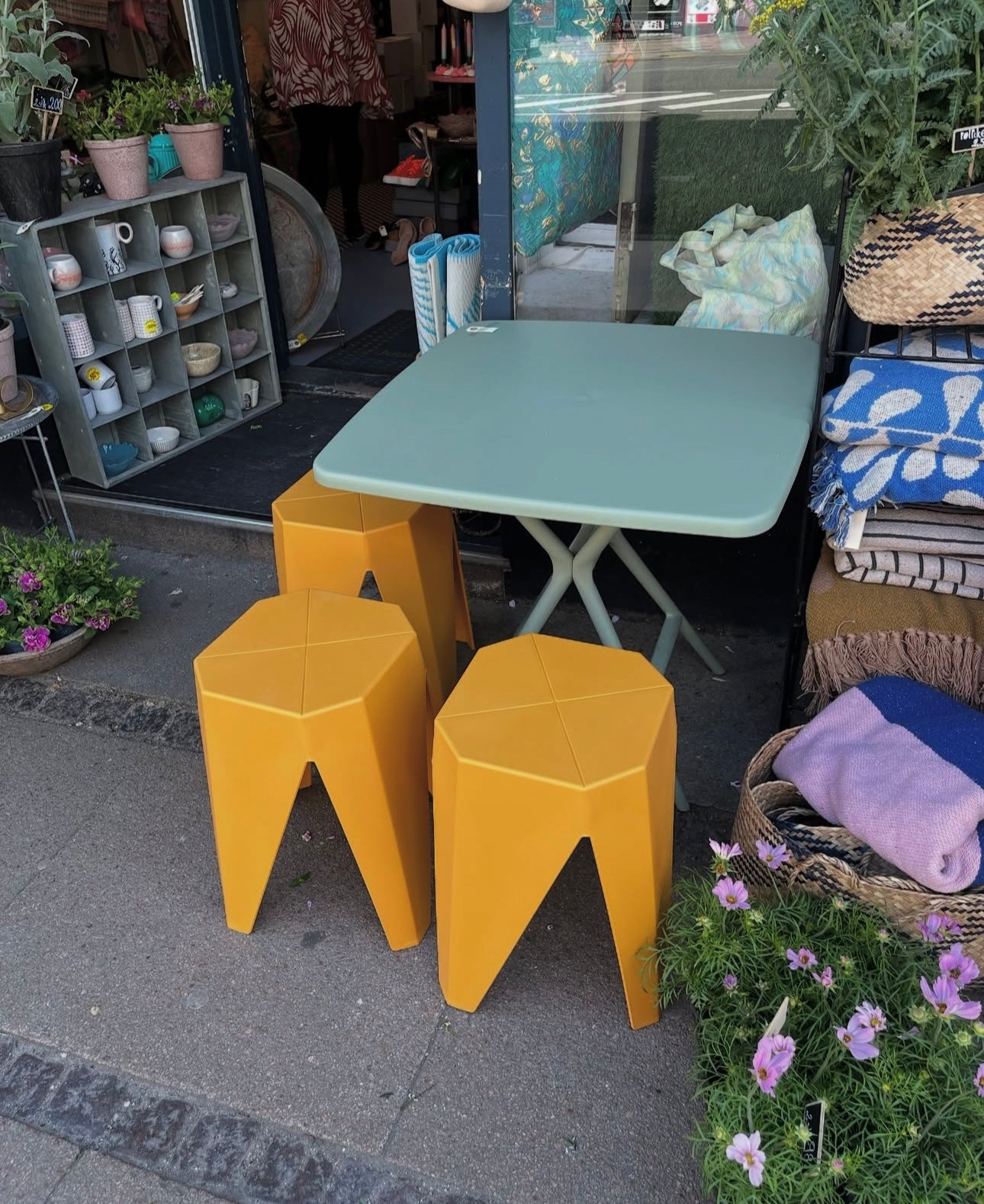 Bord i støvet grøn