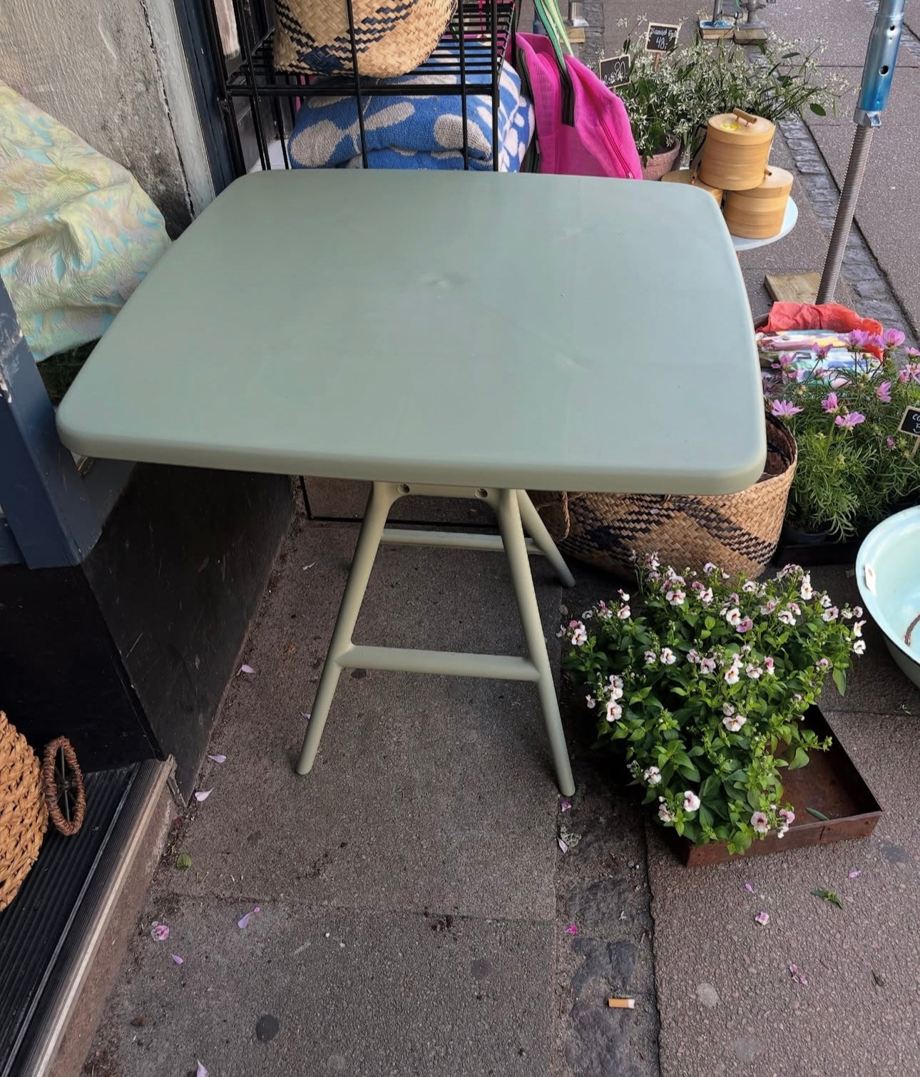 Bord i støvet grøn