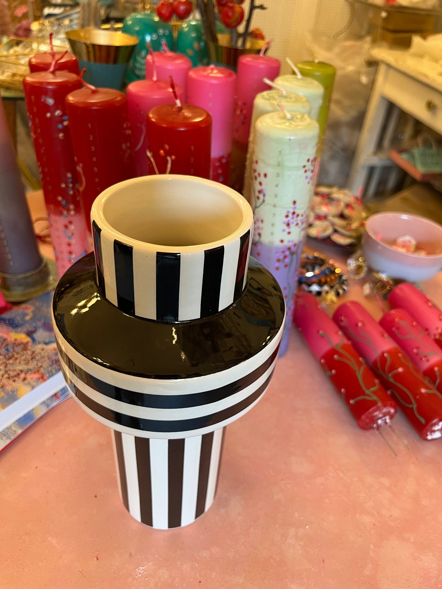 Vase sort og hvide striber