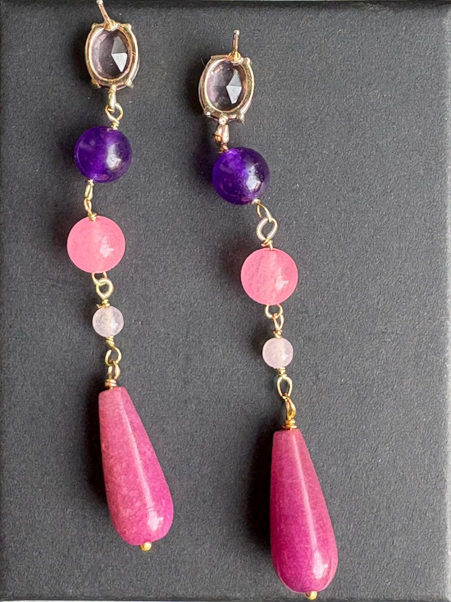 Hænge ørering i lilla og rosa sten