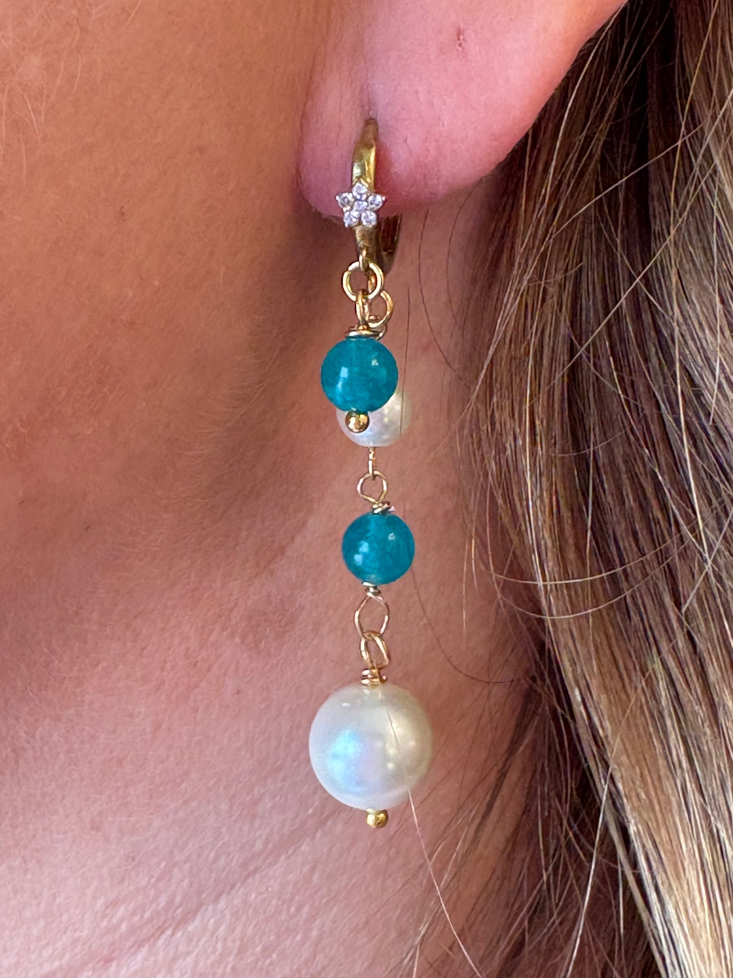 Hoops med grønne og hvide perler