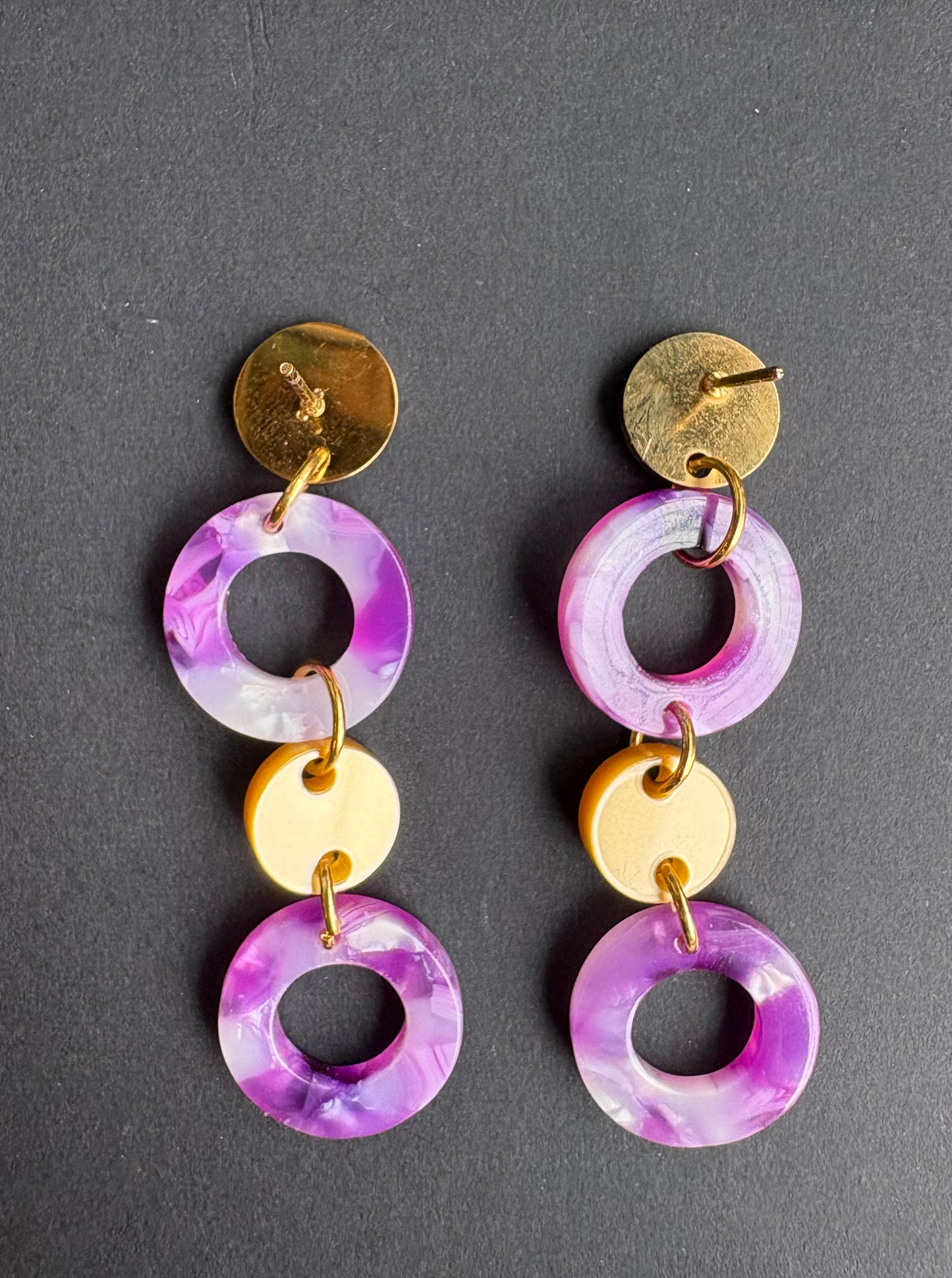 Øreringe i lilla og guld