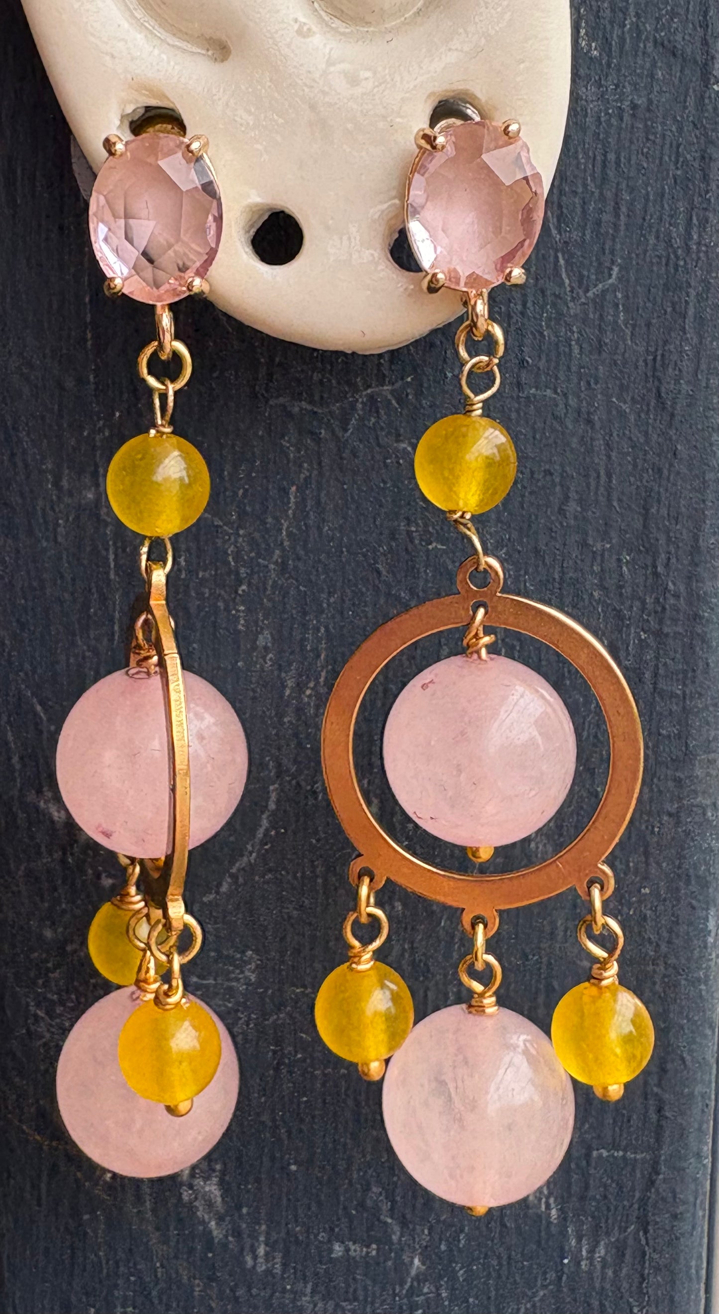 Øreringe med rosa quartz og gule jade perler
