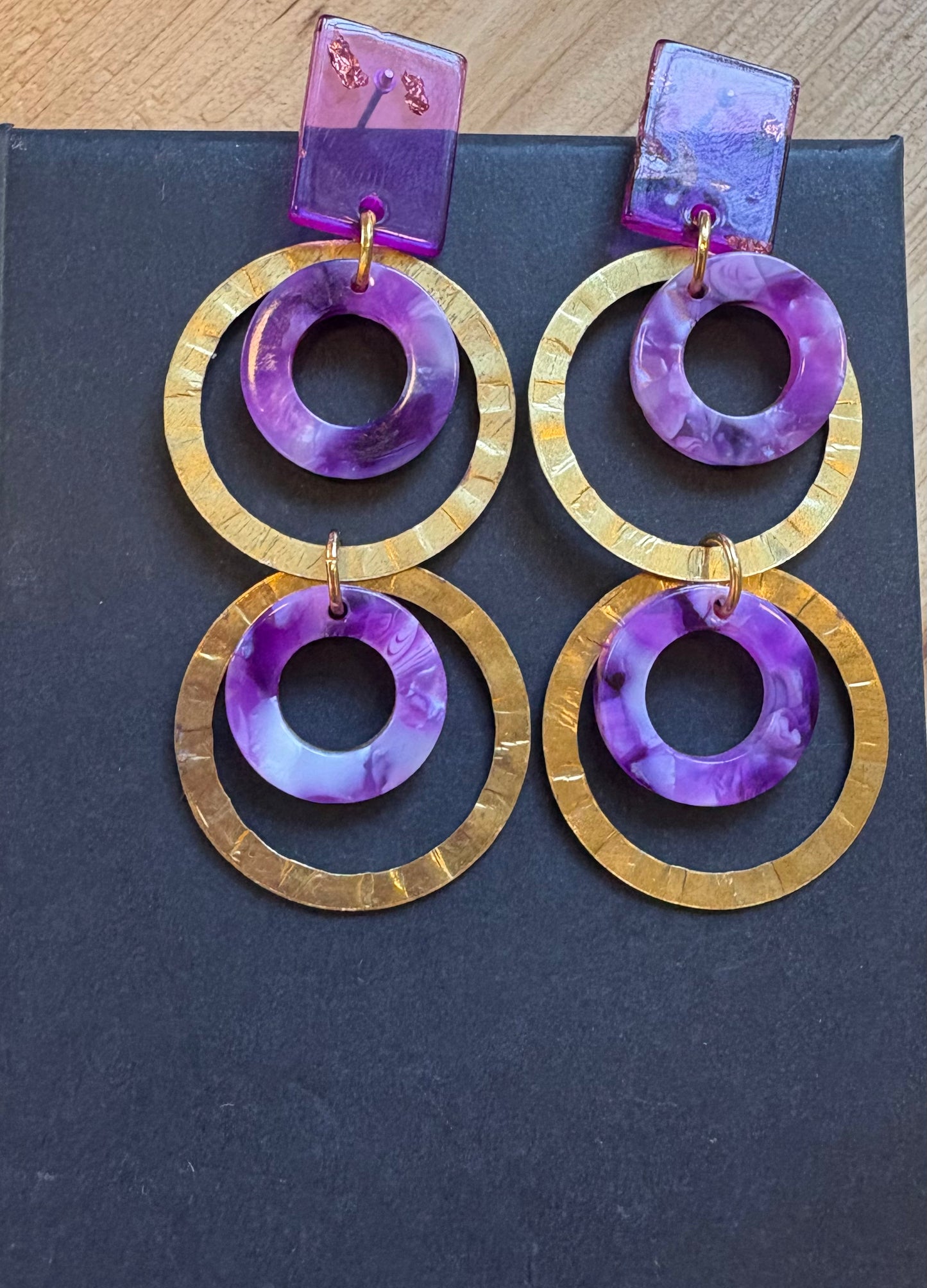 Øreringe med lilla ringe og messing forgyldt ringe