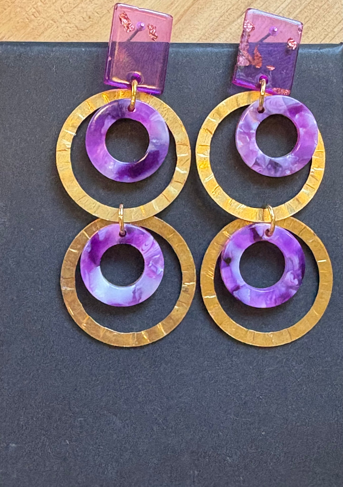 Øreringe med lilla ringe og messing forgyldt ringe