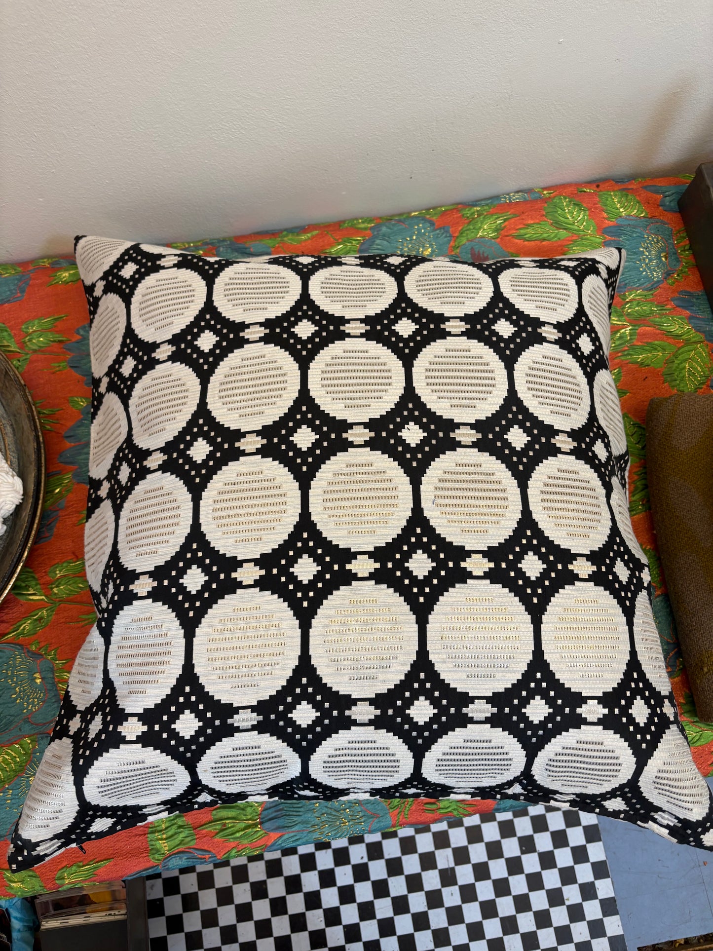 Stort pudebetræk i sort med sølv tråde