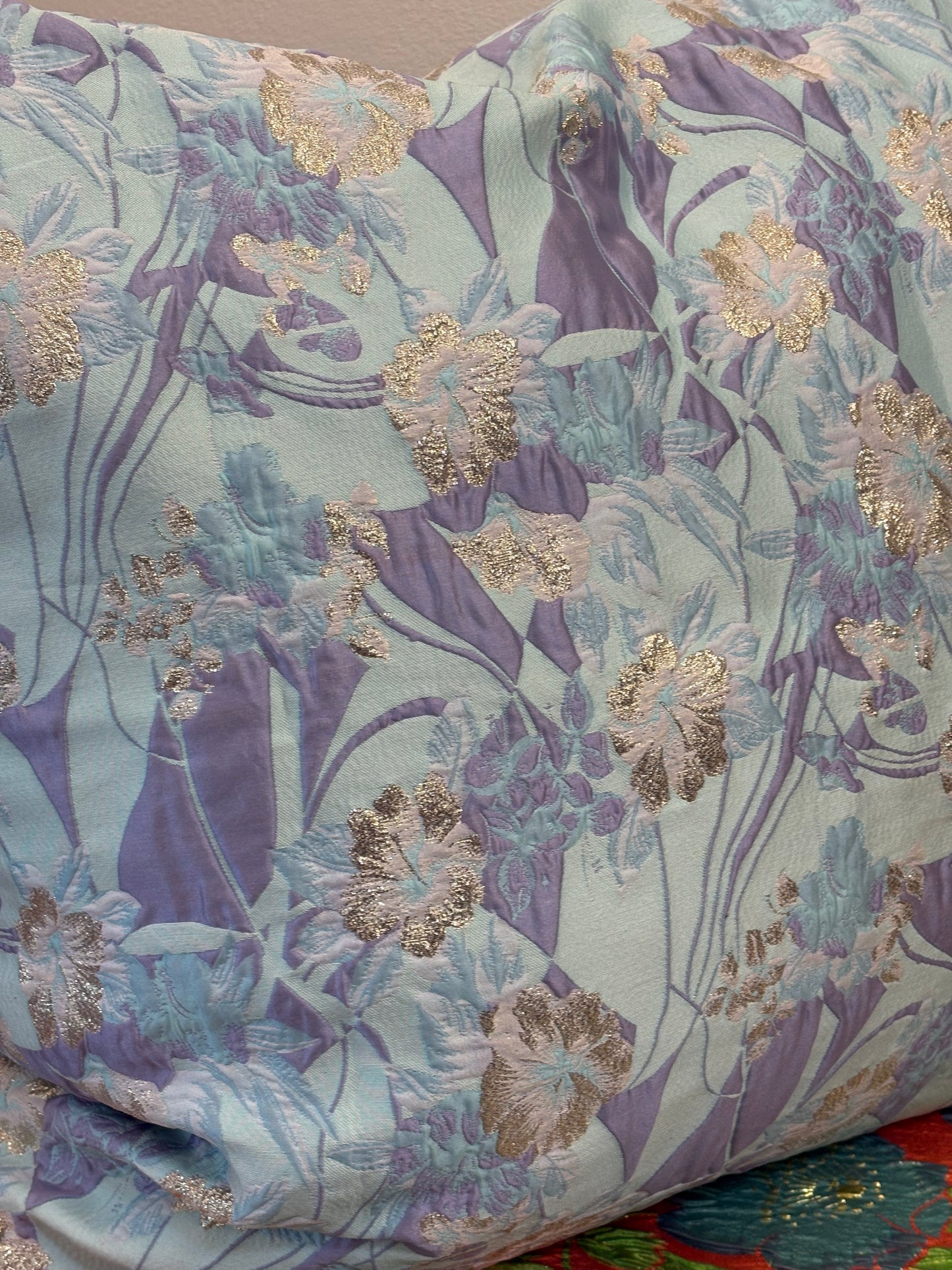 Stort pudebetræk i lyseblå og lila med sølv blomster