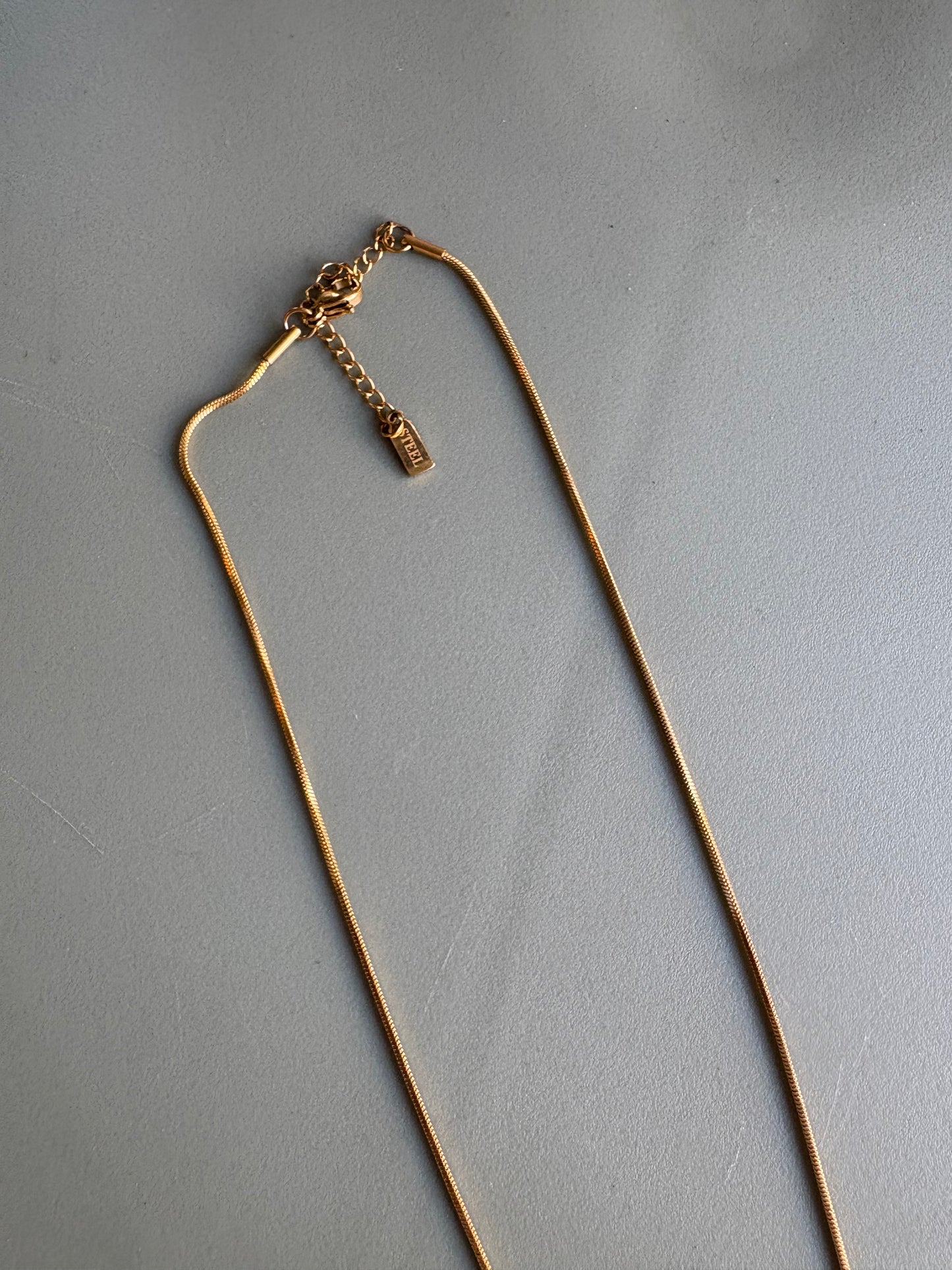 Halskæde med firkantet vedhæng