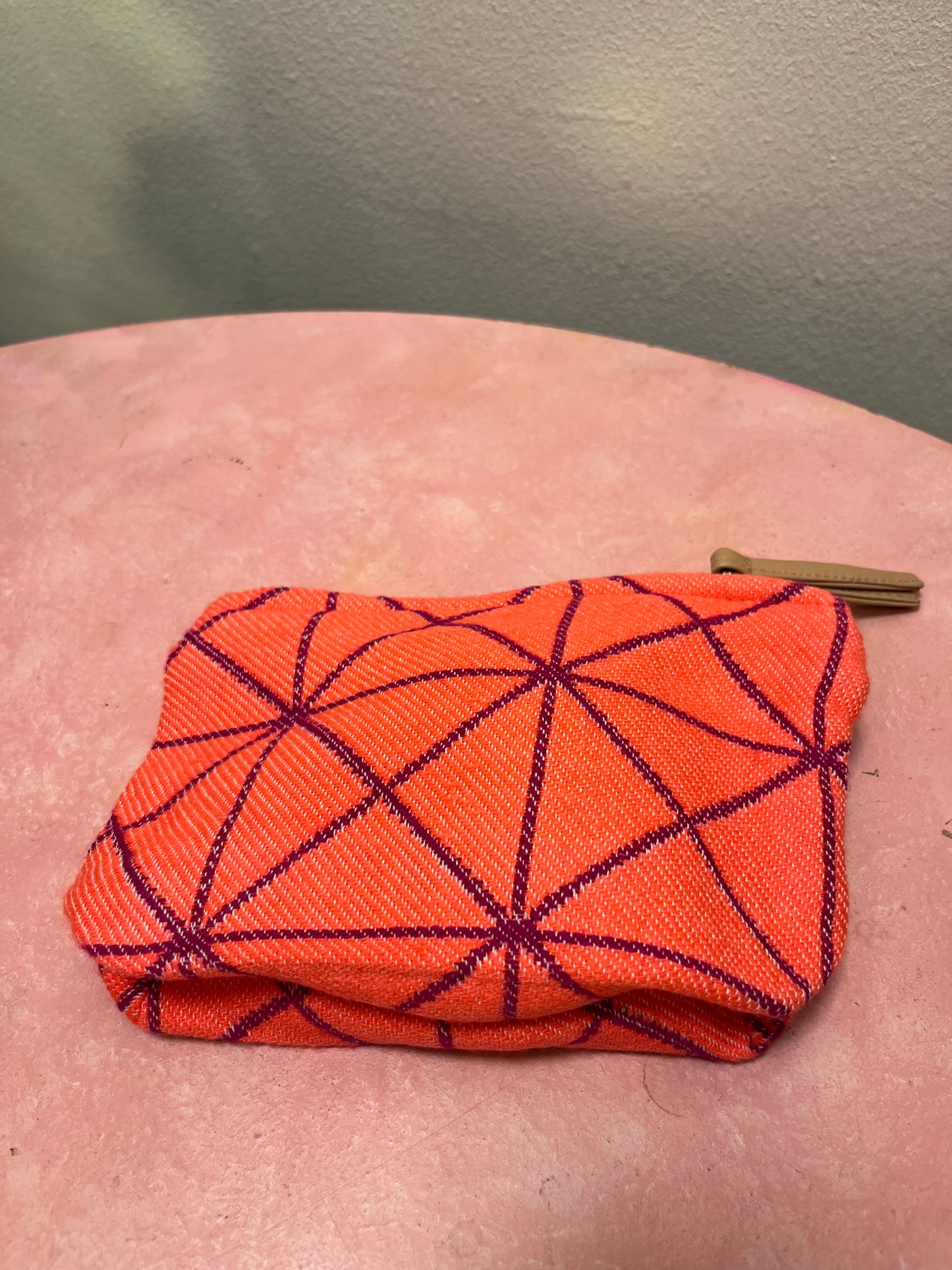 Lille Clutch i orange med grafisk mønster | 18x14 cm