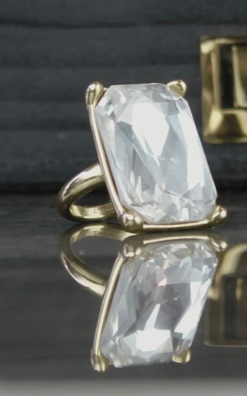 Statement ring med stor firkantet sten