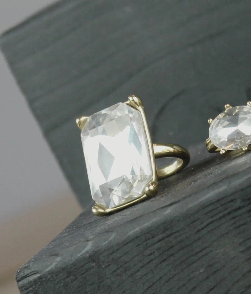 Statement ring med stor firkantet sten