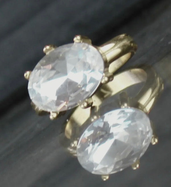 Ring med oval sten
