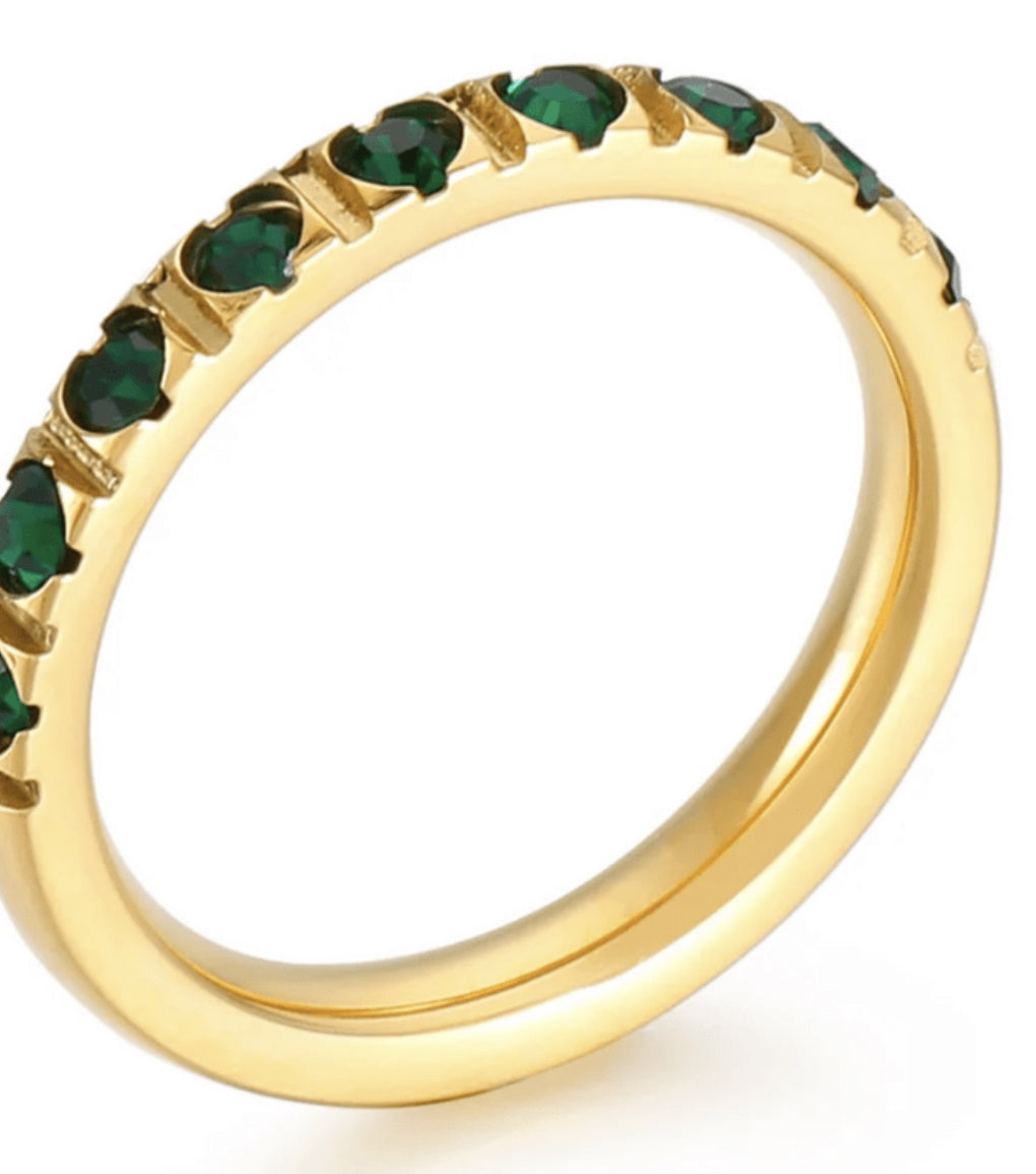 Tynd ring med grønne sten