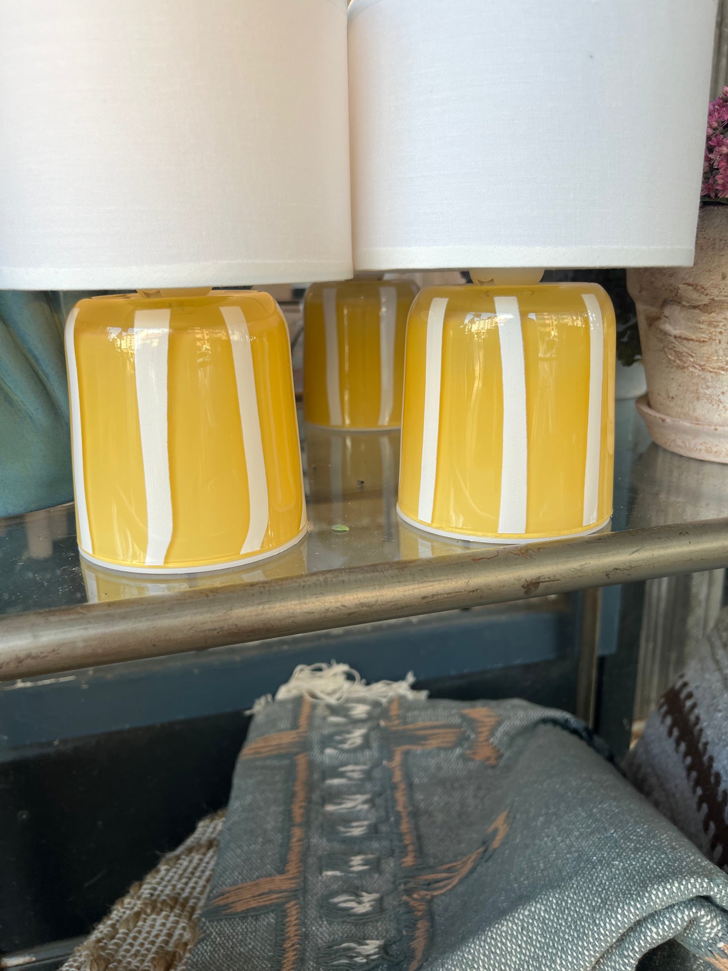 Karrygul led lampe i glas