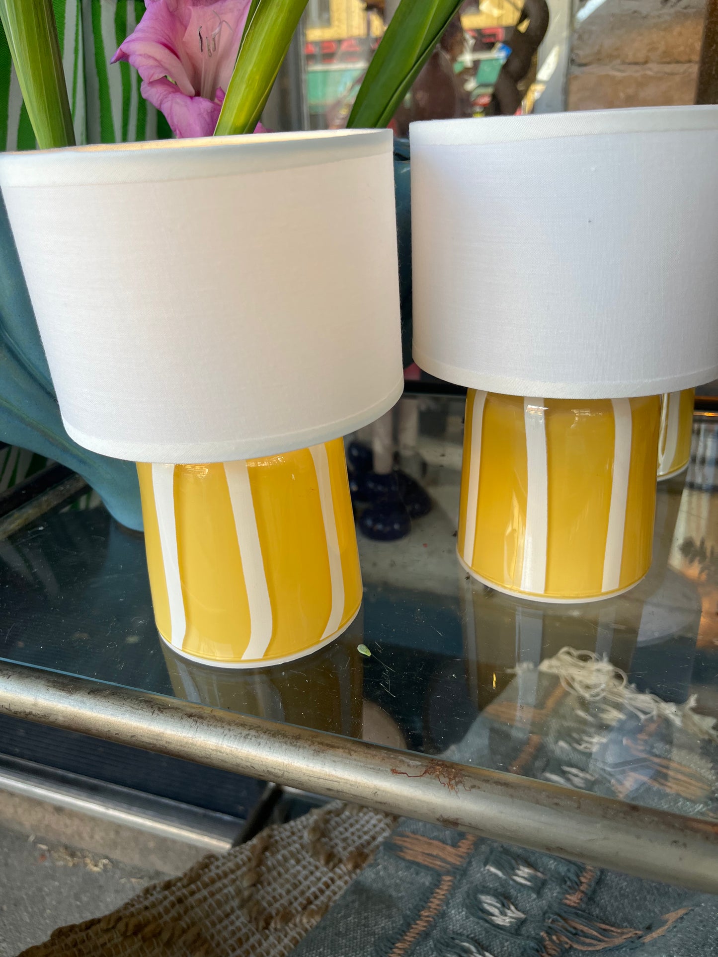 Karrygul led lampe i glas