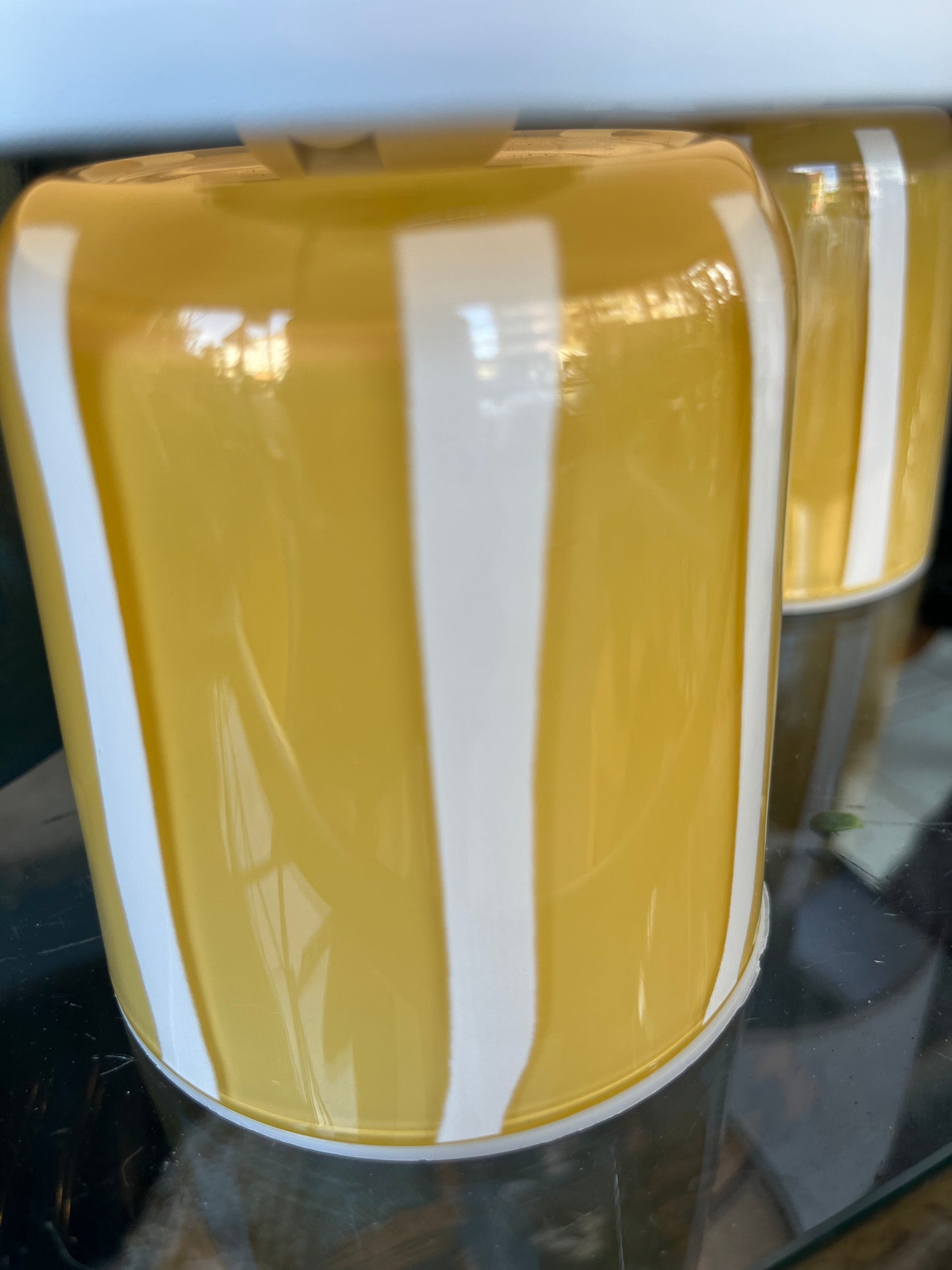 Karrygul led lampe i glas