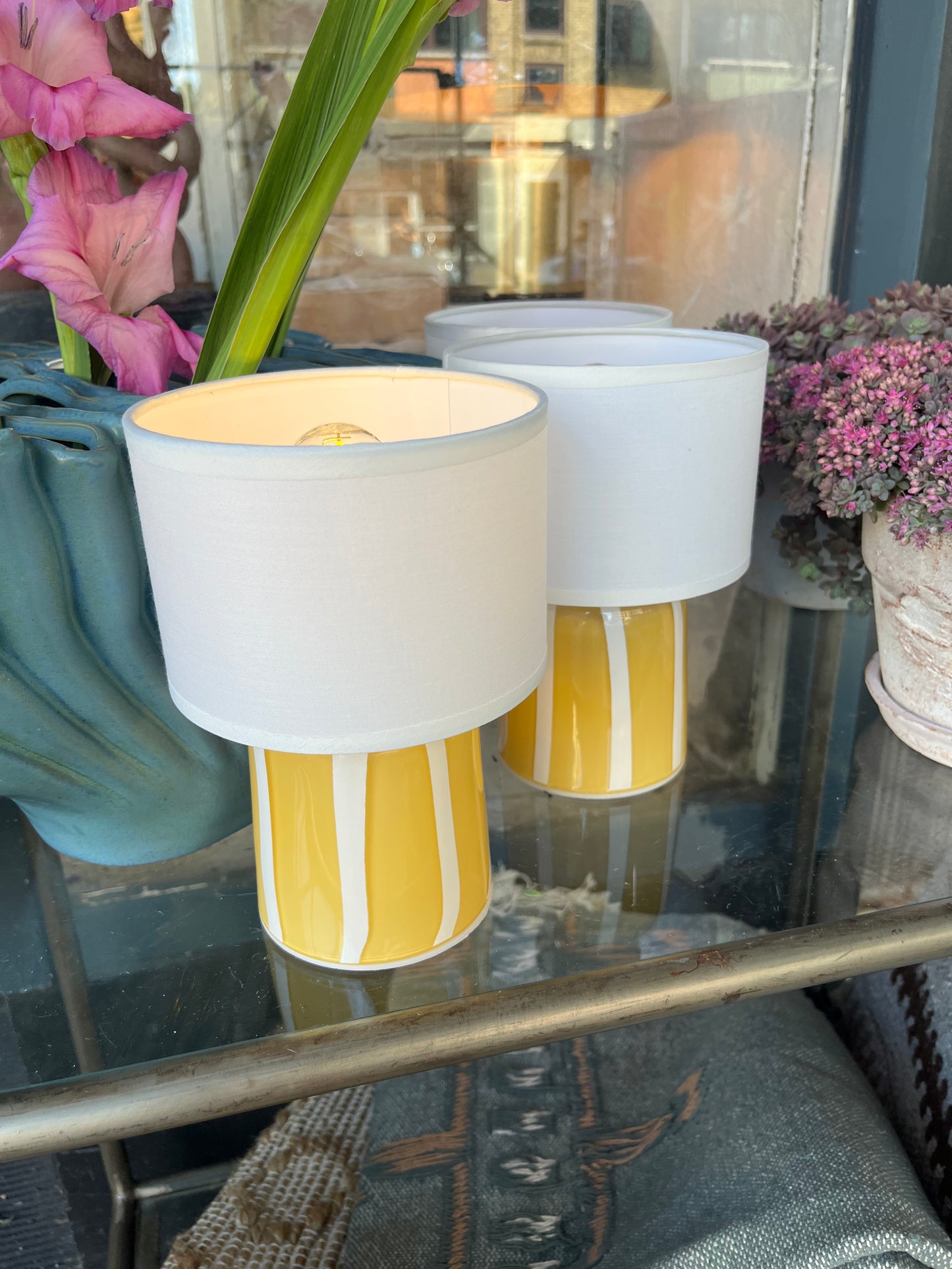 Karrygul led lampe i glas