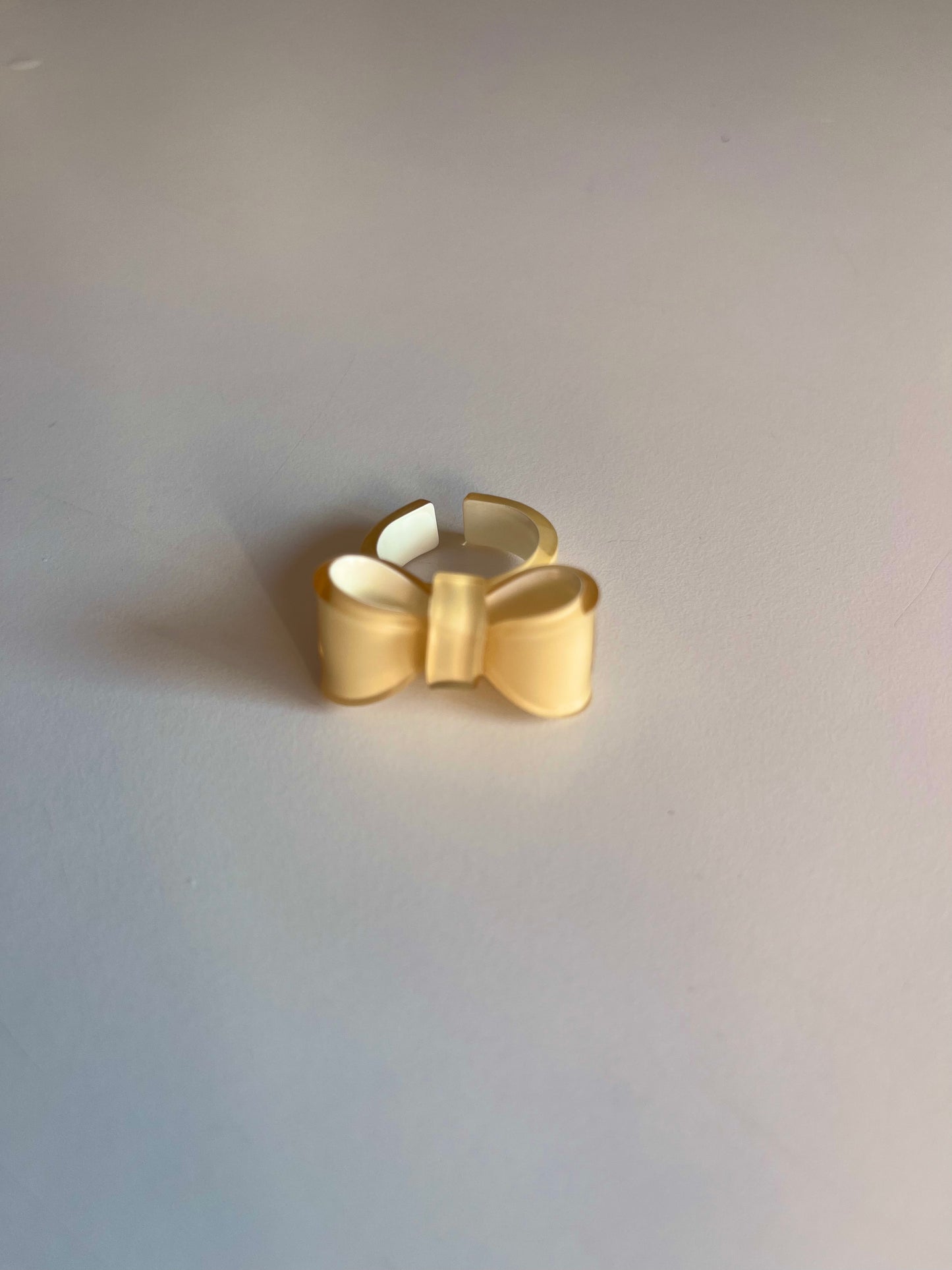Sandfarvet sløjfe ring