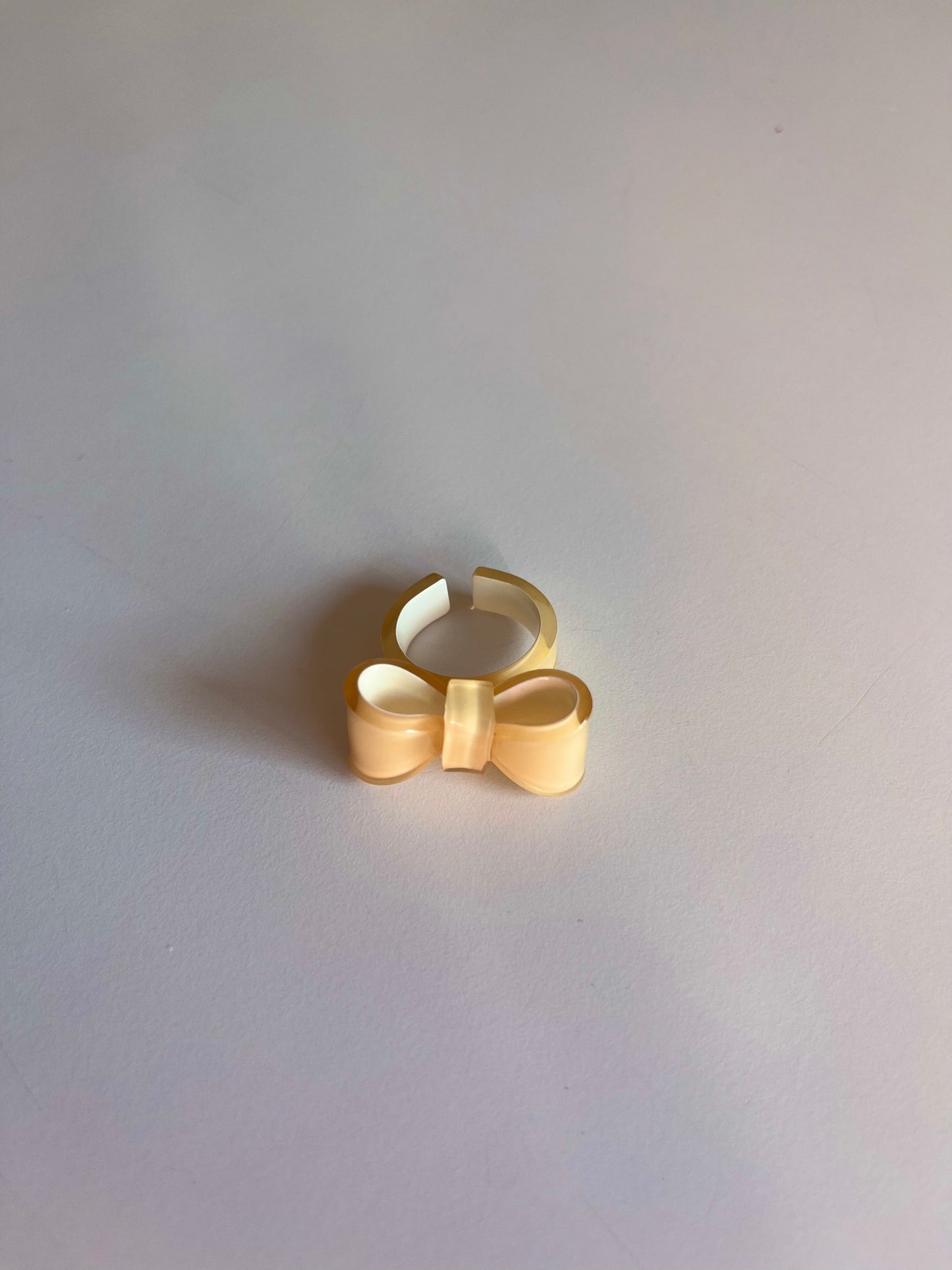 Sandfarvet sløjfe ring