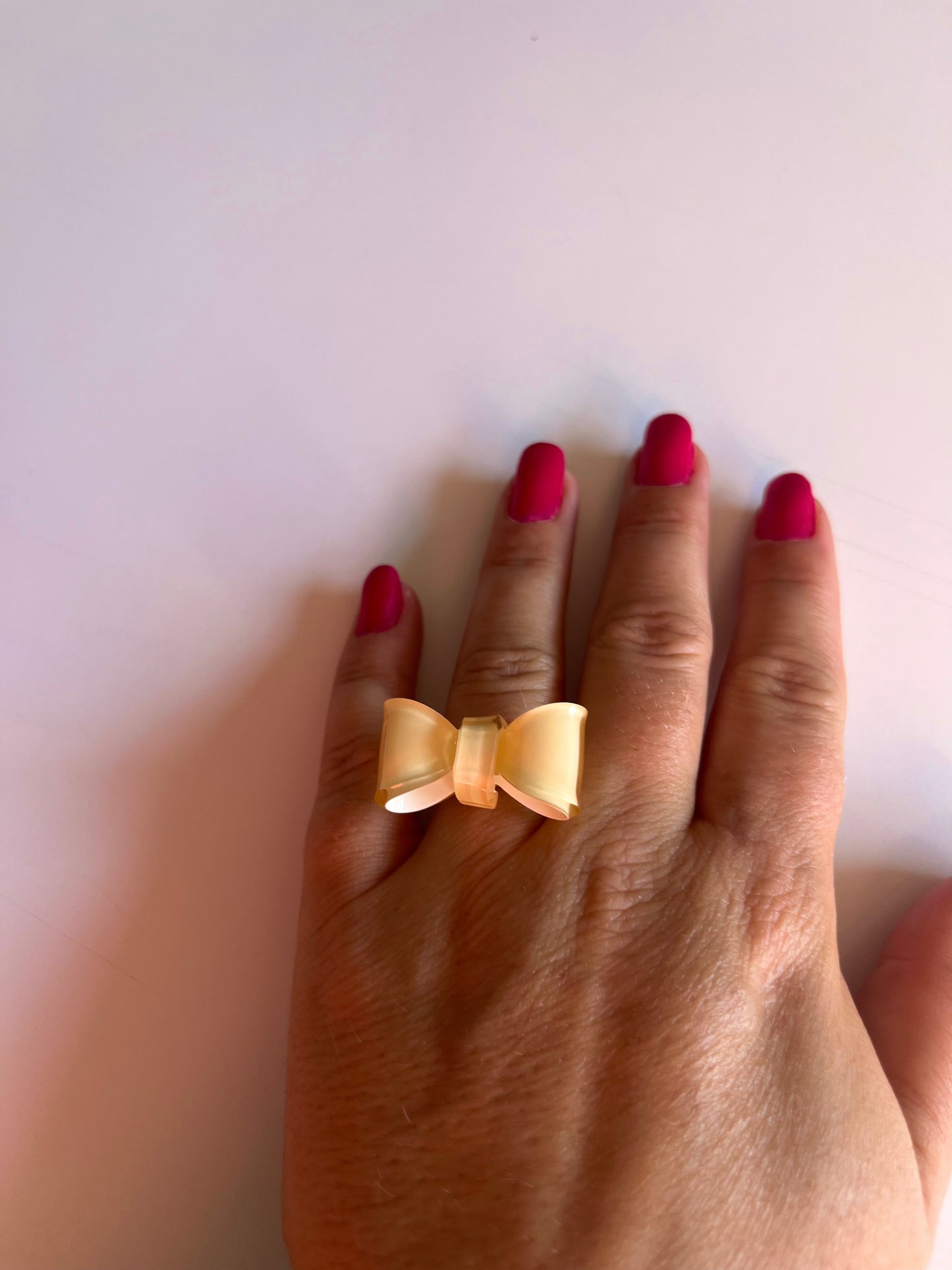 Sandfarvet sløjfe ring